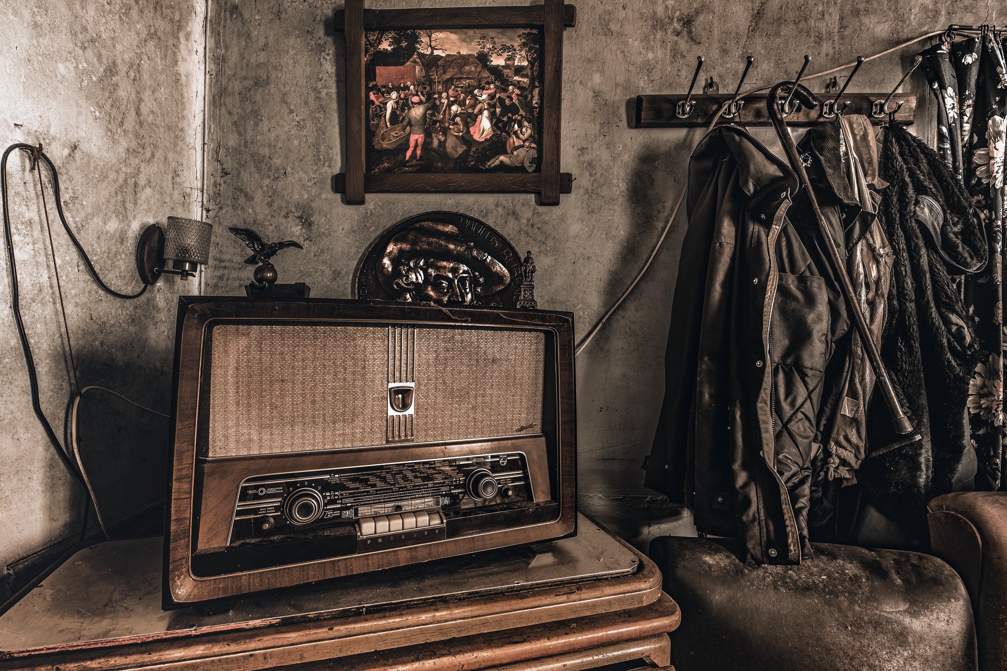 Старое радио послушаем. Старинный радиоприемник. Ретро радиоприемник. Радиоприемник в интерьере. Старый приемник.