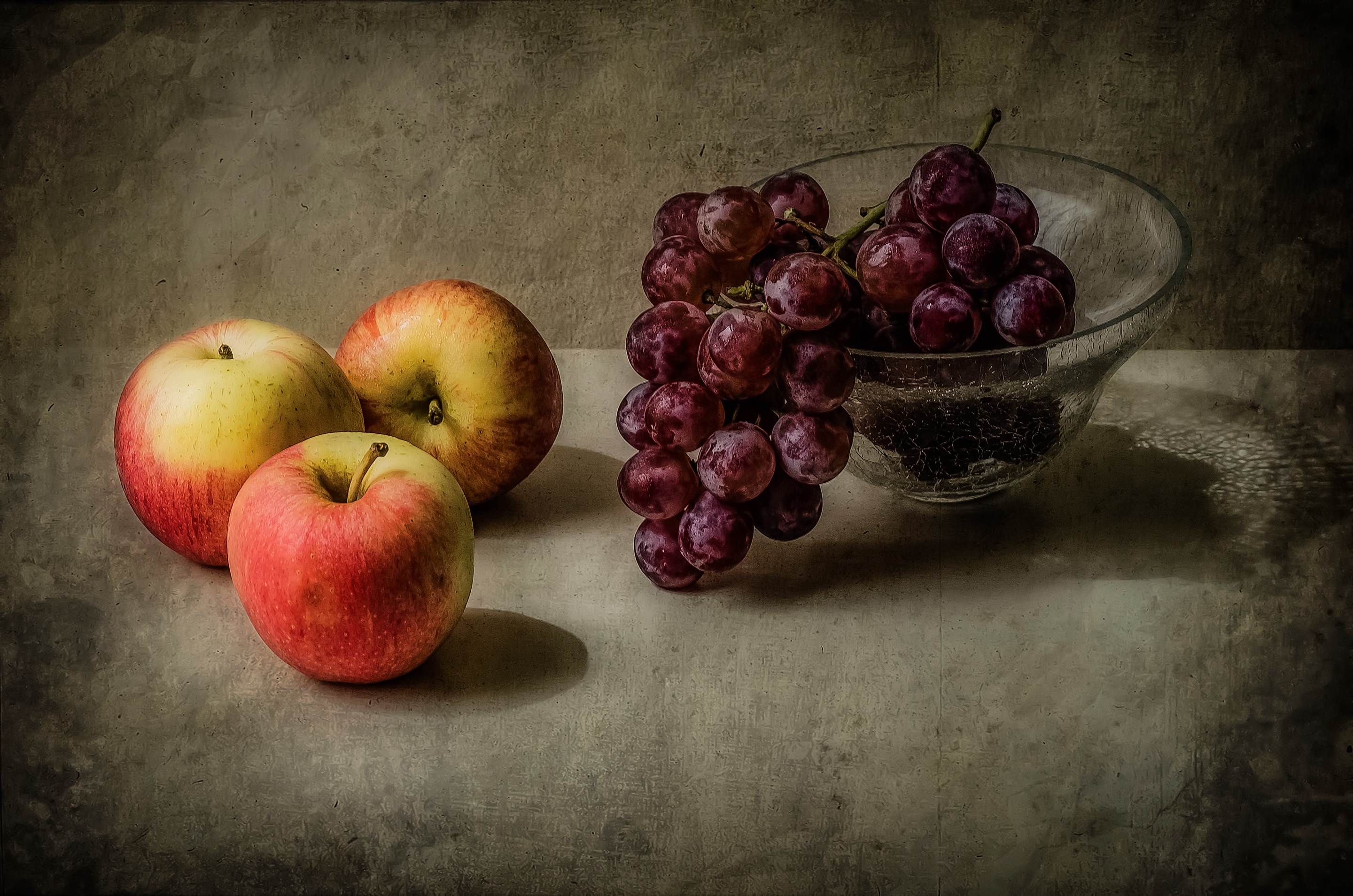 Обои макро, виноград, фрукты, яблоки, ваза, macro, grapes, fruit, apples, vase разрешение 2880x1908 Загрузить