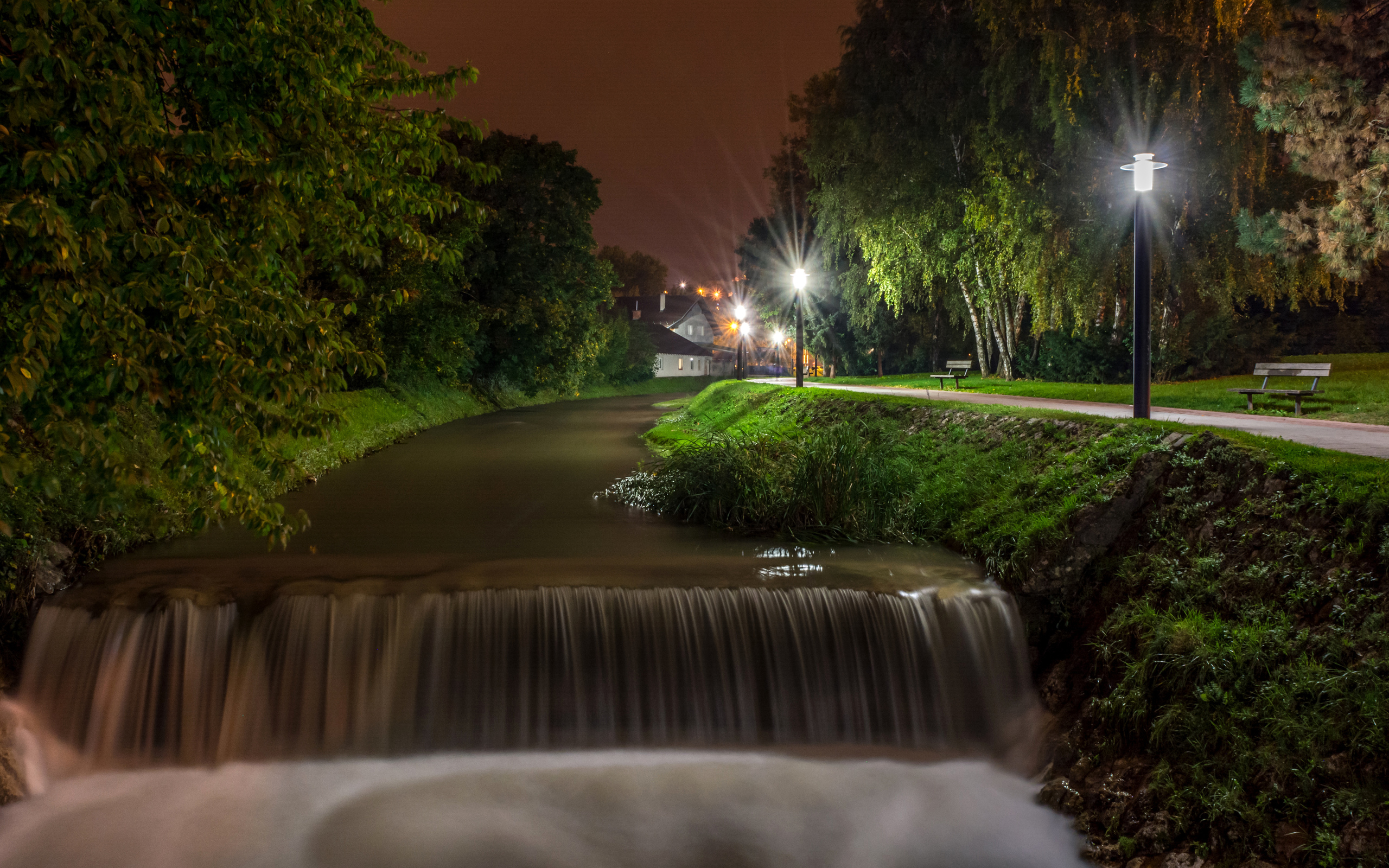 Обои ночь, деревья, фонари, река, водопад, загреб, night, trees, lights, river, waterfall, zagreb разрешение 2560x1600 Загрузить