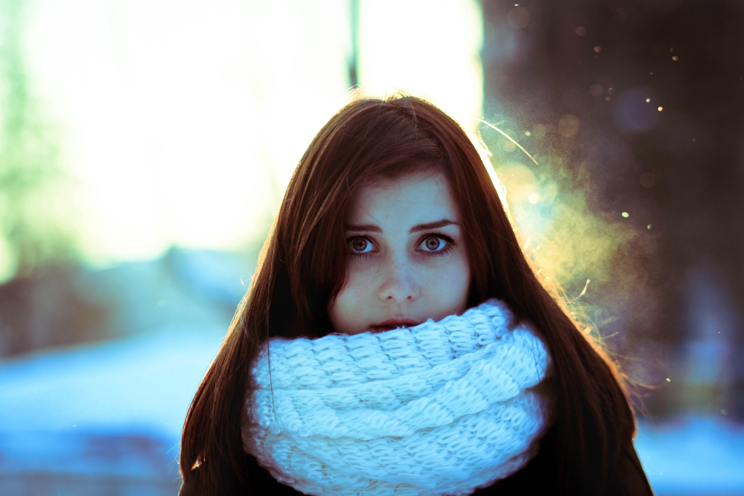 Женщина в шарфе зимой