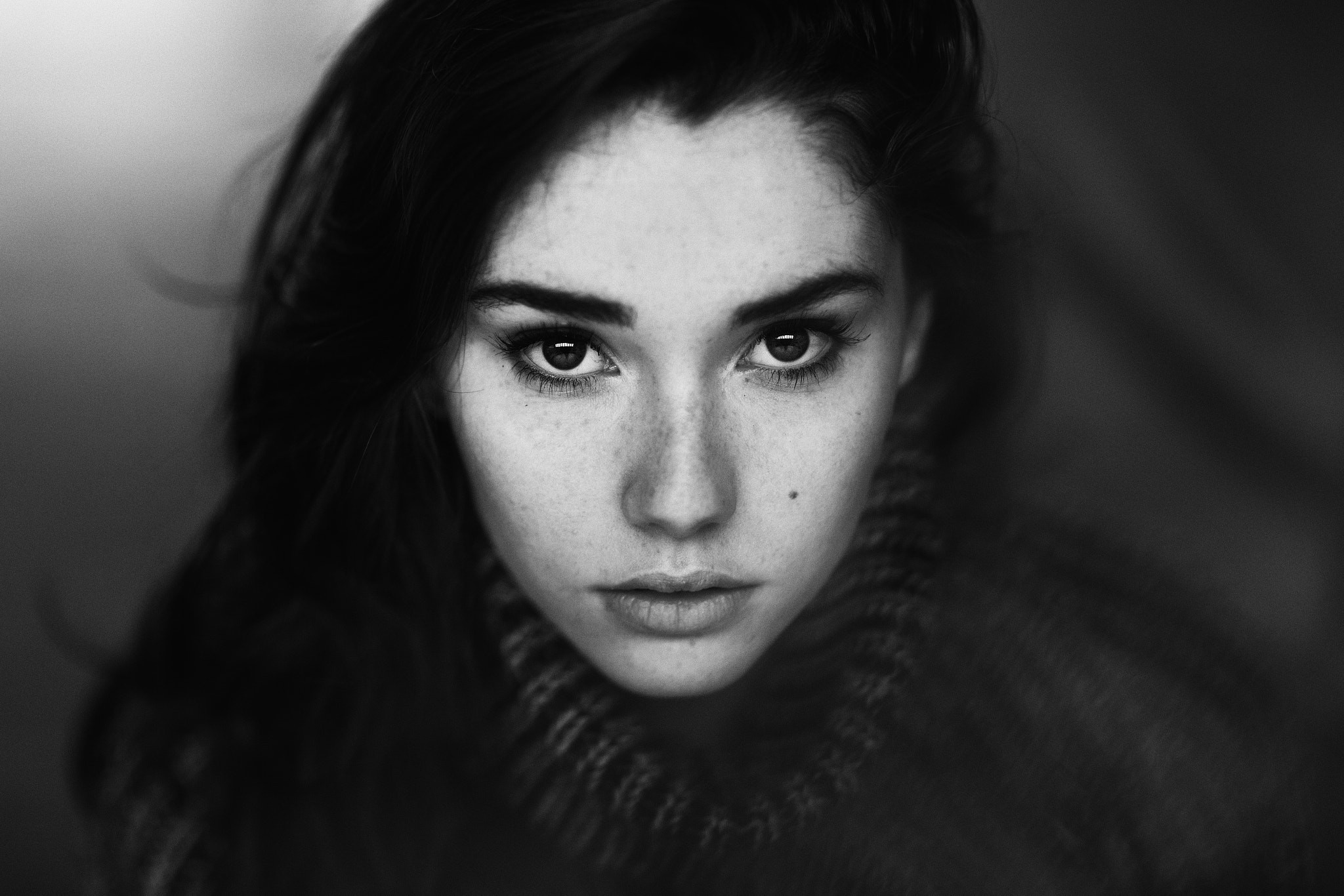 Обои девушка, портрет, чёрно-белое, лицо, girl, portrait, black and white, face разрешение 2048x1366 Загрузить