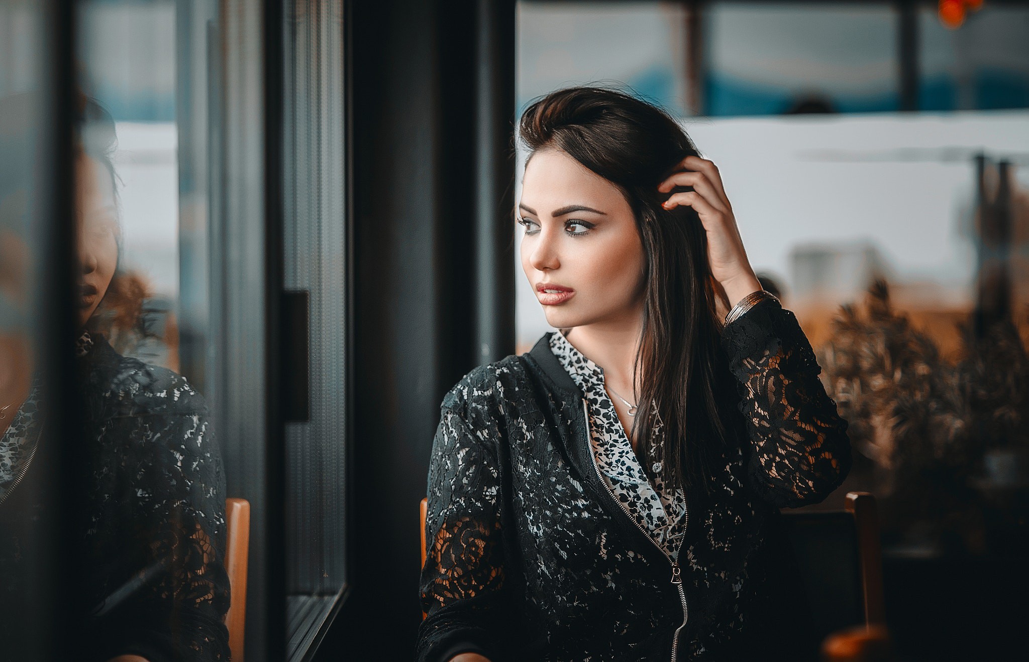 Обои девушка, отражение, портрет, взгляд, стекло, girl, reflection, portrait, look, glass разрешение 2048x1319 Загрузить