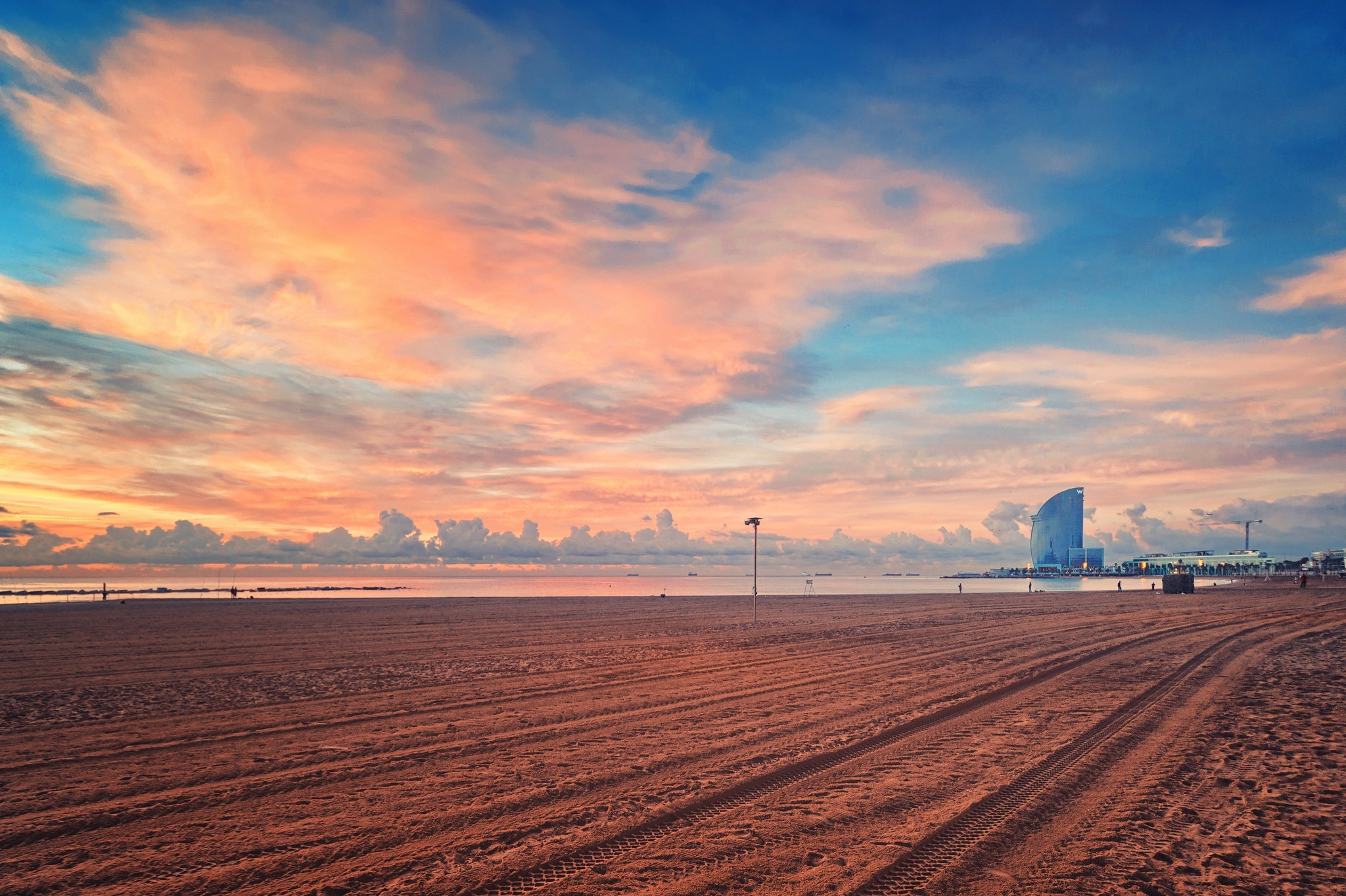 Обои закат, песок, пляж, город, испания, барселона, sunset, sand, beach, the city, spain, barcelona разрешение 2048x1364 Загрузить