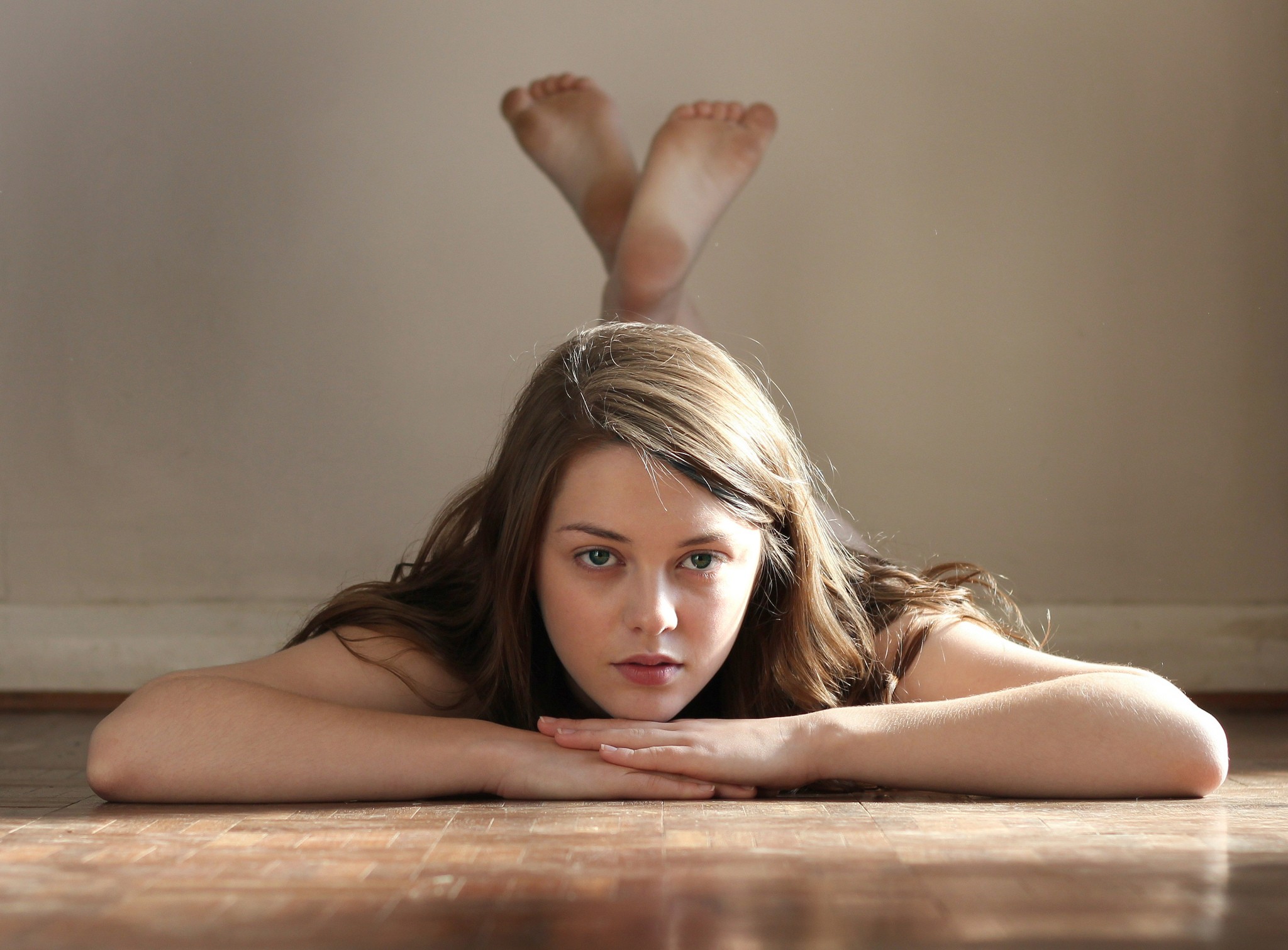 Обои девушка, брюнетка, модель, ноги, лежа, имоджен дайер, girl, brunette, model, feet, lying, imogen dyer разрешение 2048x1510 Загрузить