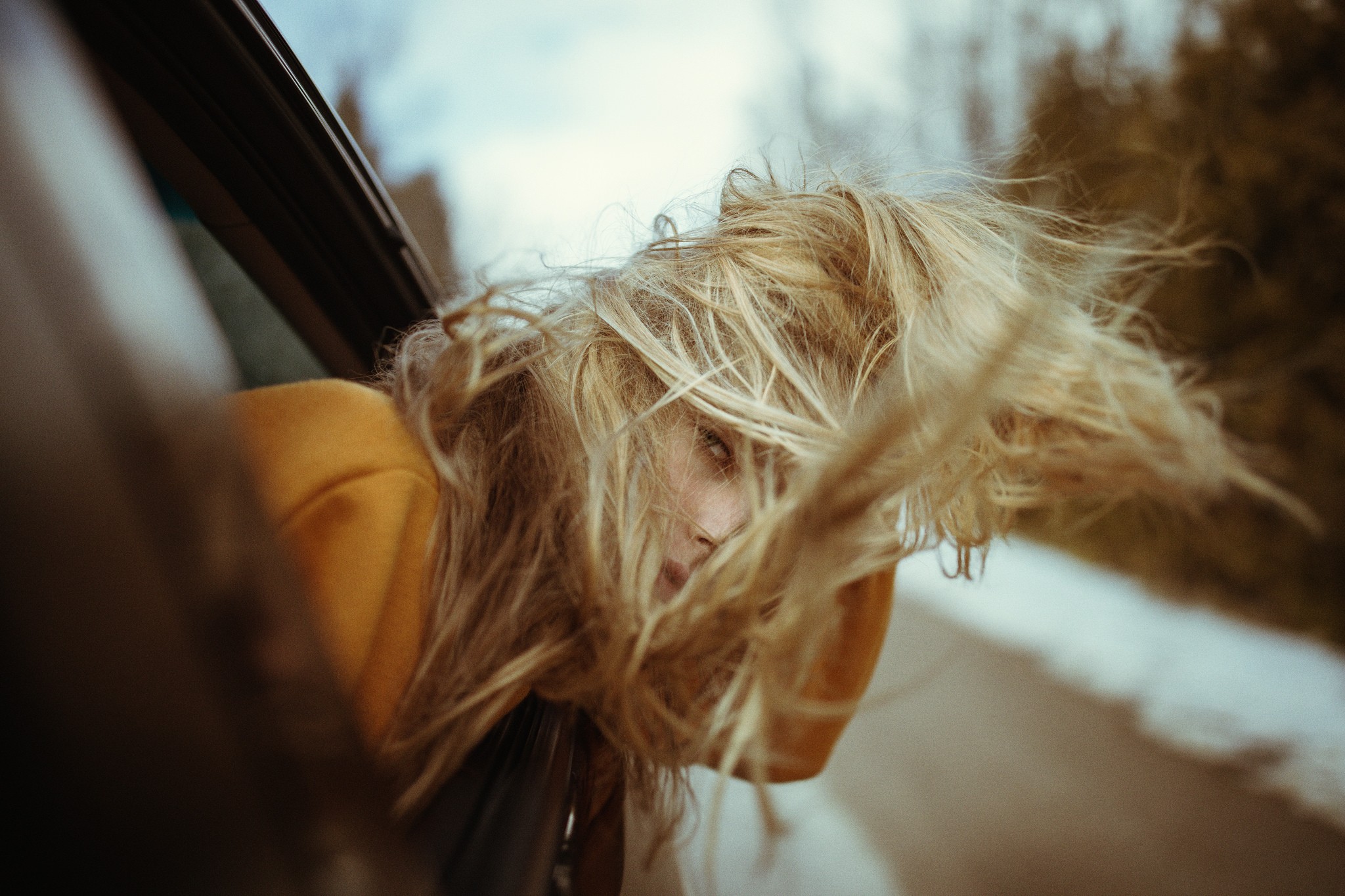 Обои девушка, блондинка, авто, модель, волосы, ветер, girl, blonde, auto, model, hair, the wind разрешение 2048x1365 Загрузить