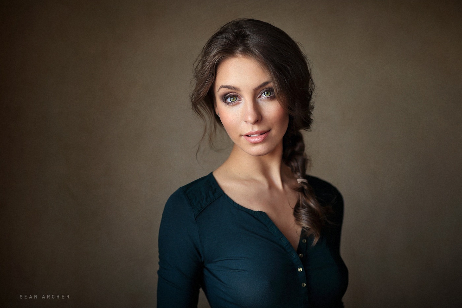 Обои брюнетка, девушки, модель, коса, блузка, brunette, girls, model, braid, blouse разрешение 1920x1280 Загрузить