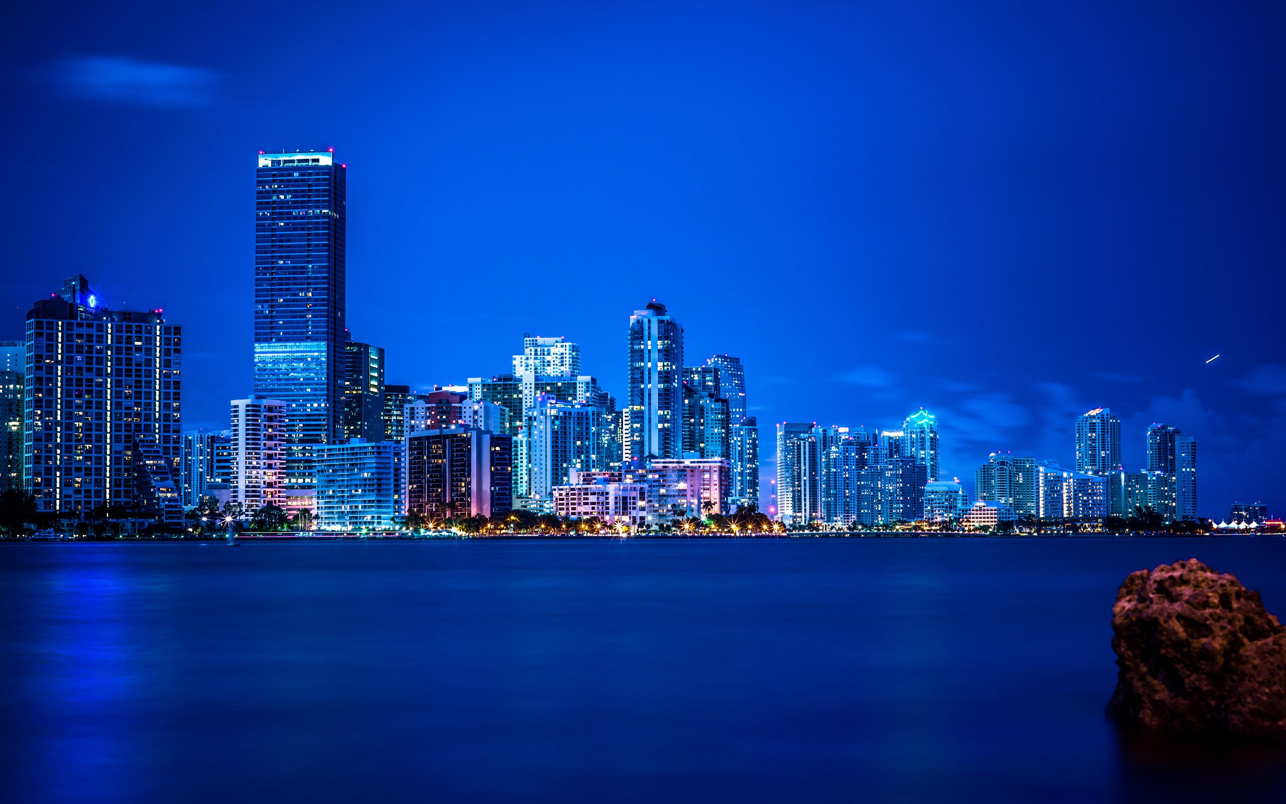 Обои ночь, панорама, город, небоскребы, сша, флорида, майами, night, panorama, the city, skyscrapers, usa, fl, miami разрешение 2560x1600 Загрузить