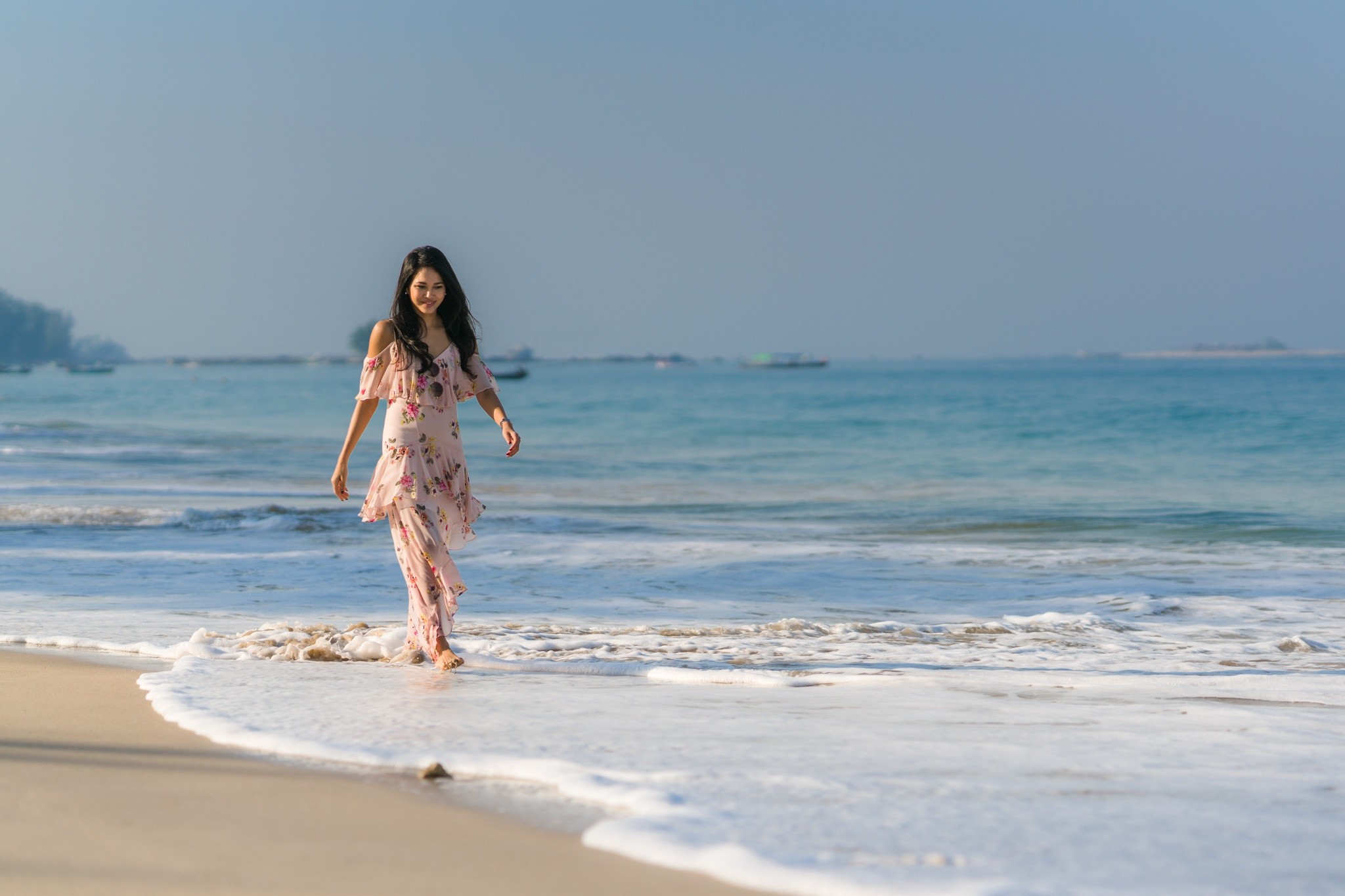 Обои девушка, море, песок, пляж, модель, азиатка, girl, sea, sand, beach, model, asian разрешение 2048x1365 Загрузить