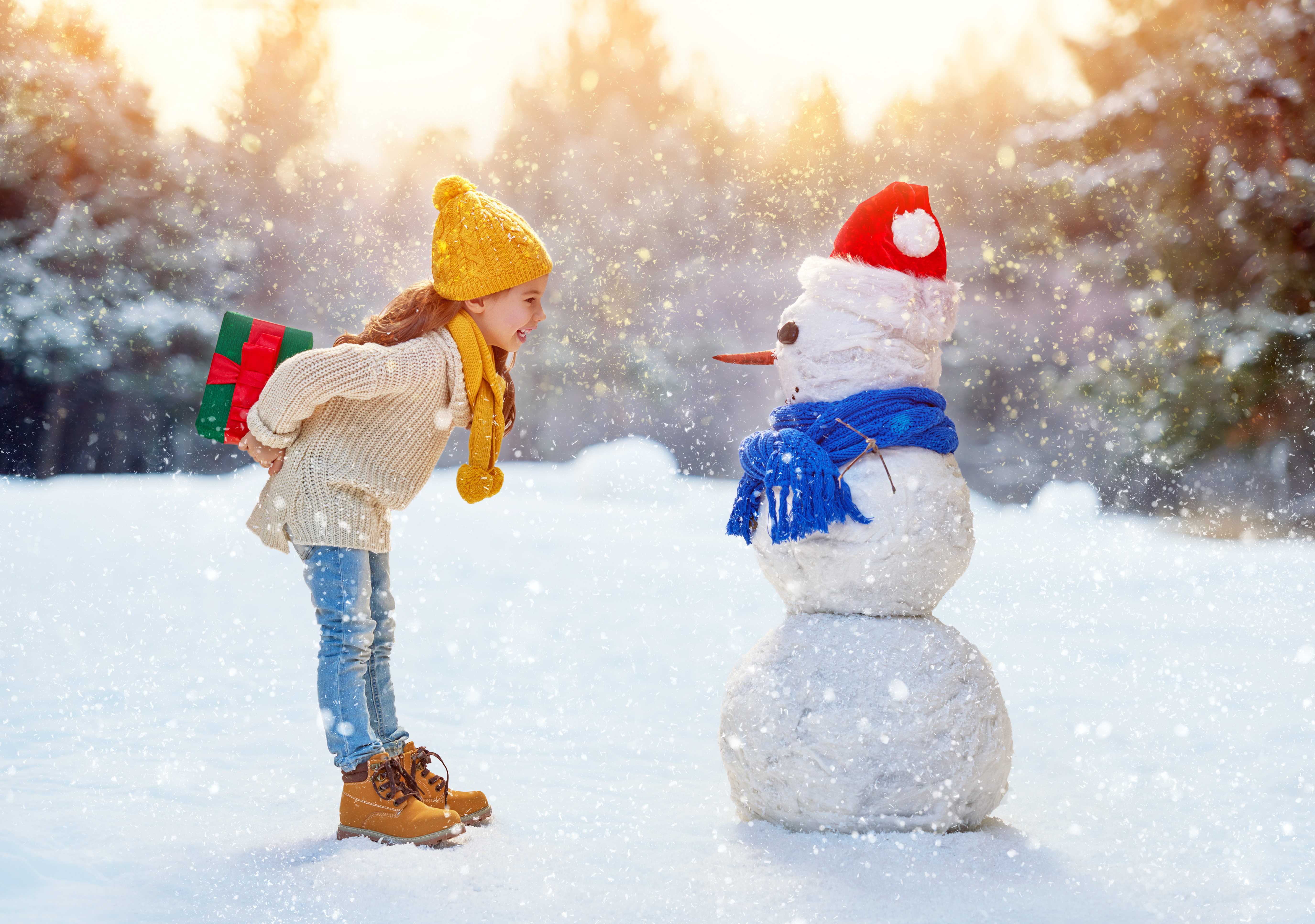 Зимние каникулы. Снеговик для детей. Девочка лепит снеговика. Новогодние снежки. Снеговик на снегу.
