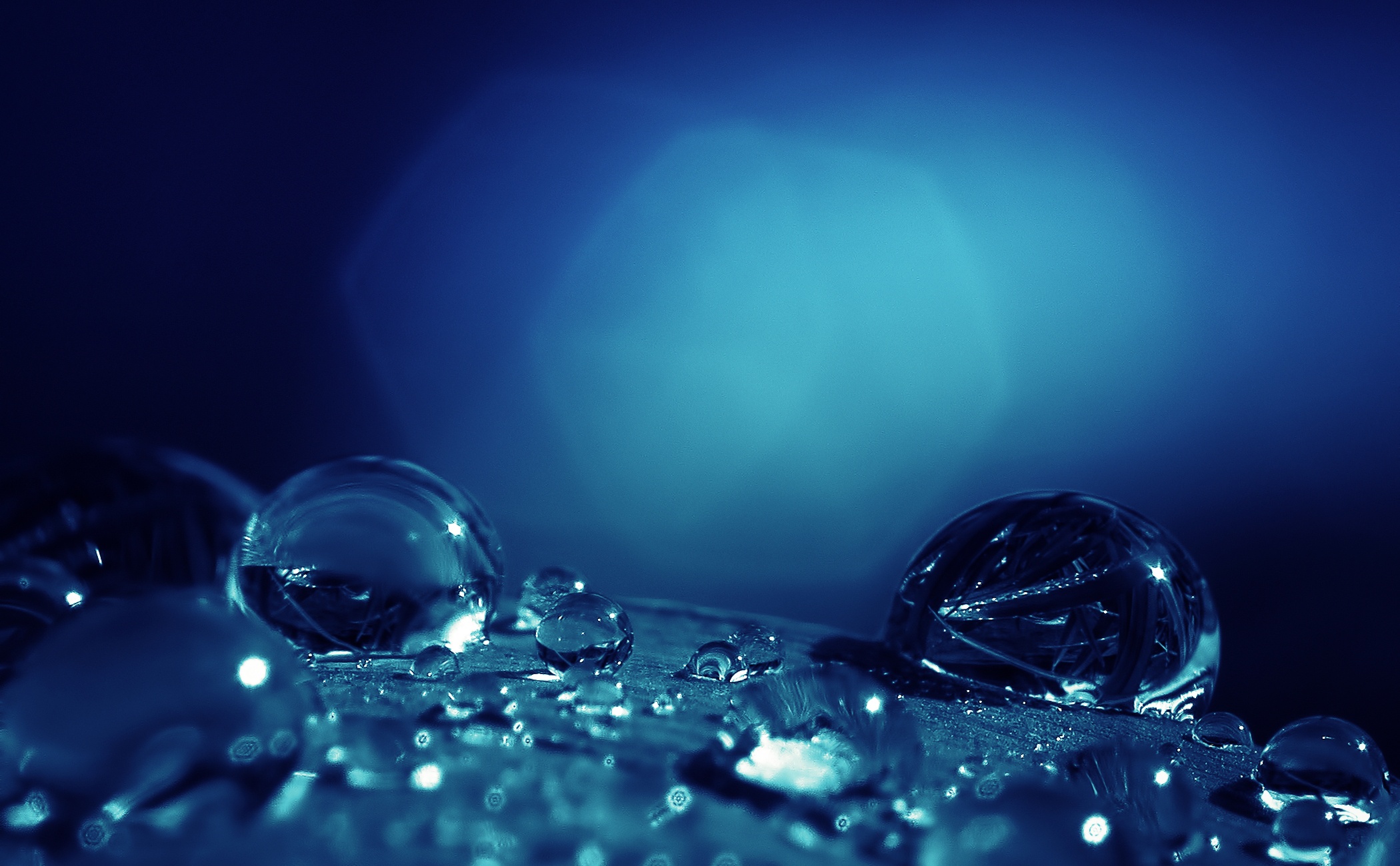 Обои вода, макро, фон, синий, капли, цвет, water, macro, background, blue, drops, color разрешение 2100x1300 Загрузить