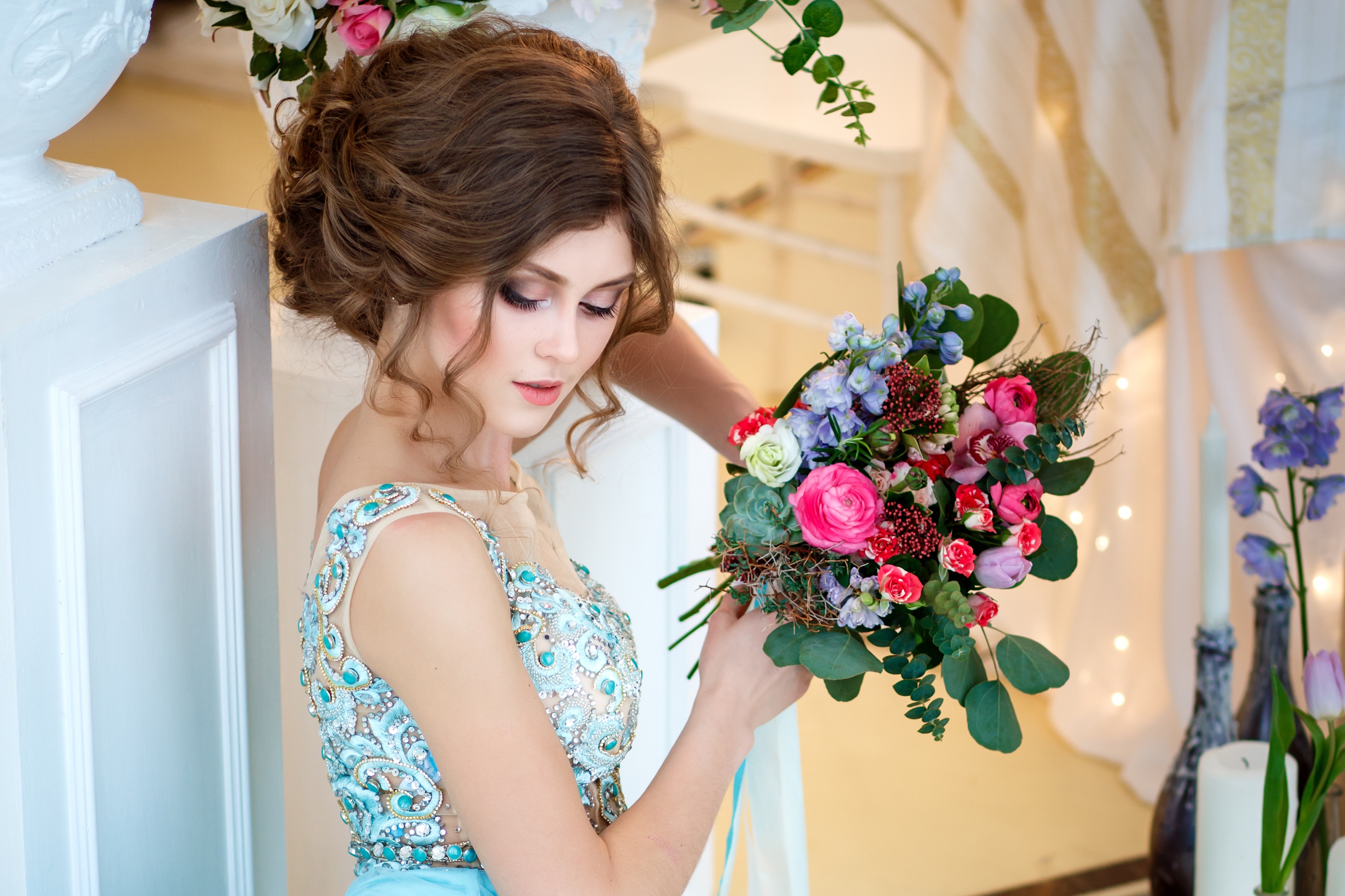 Обои цветы, девушка, платье, букет, макияж, прическа, шатенка, flowers, girl, dress, bouquet, makeup, hairstyle, brown hair разрешение 3000x2000 Загрузить