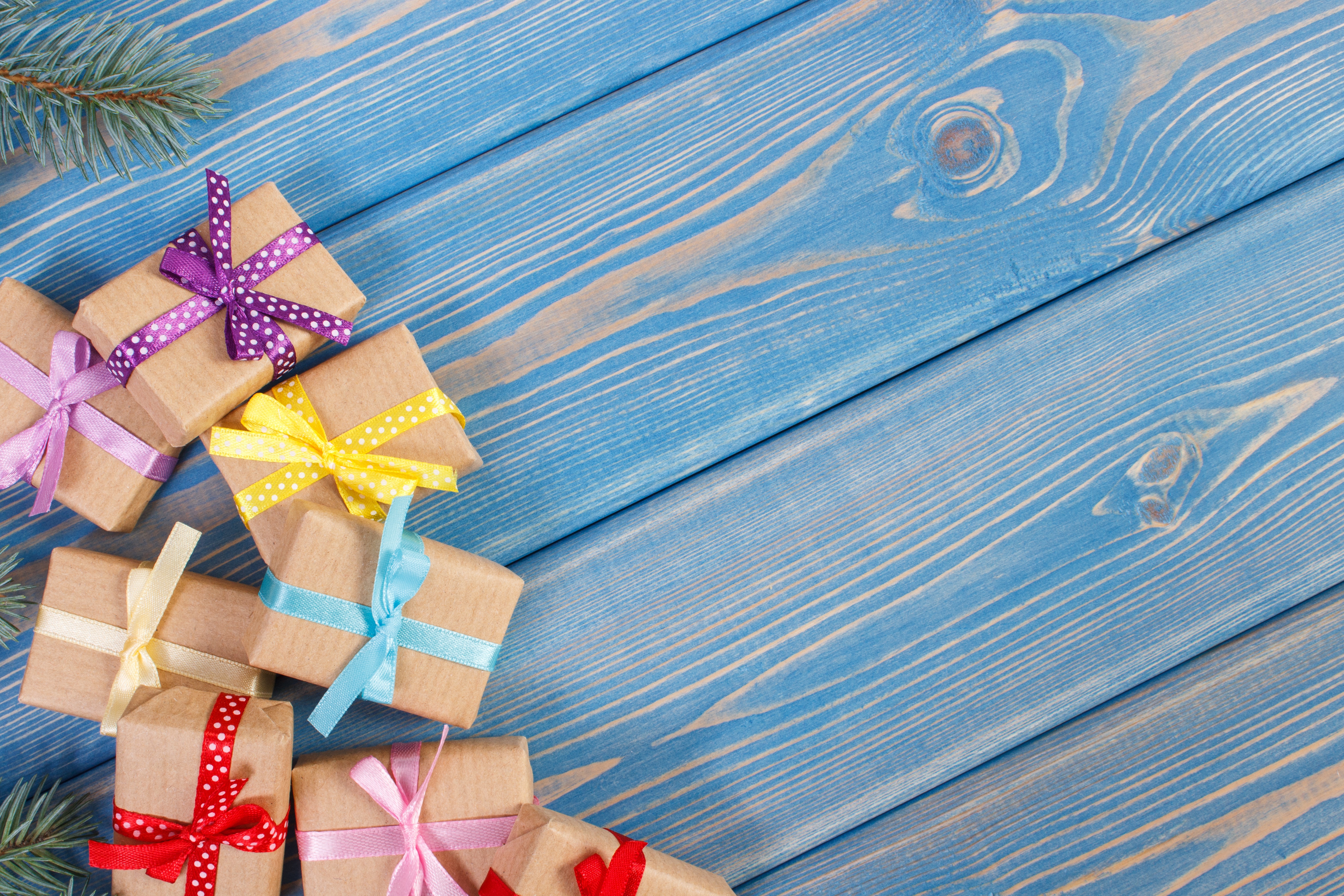 Обои новый год, подарки, лента, рождество, бант, дерева, коробки, дары, new year, gifts, tape, christmas, bow, wood, box разрешение 4959x3306 Загрузить