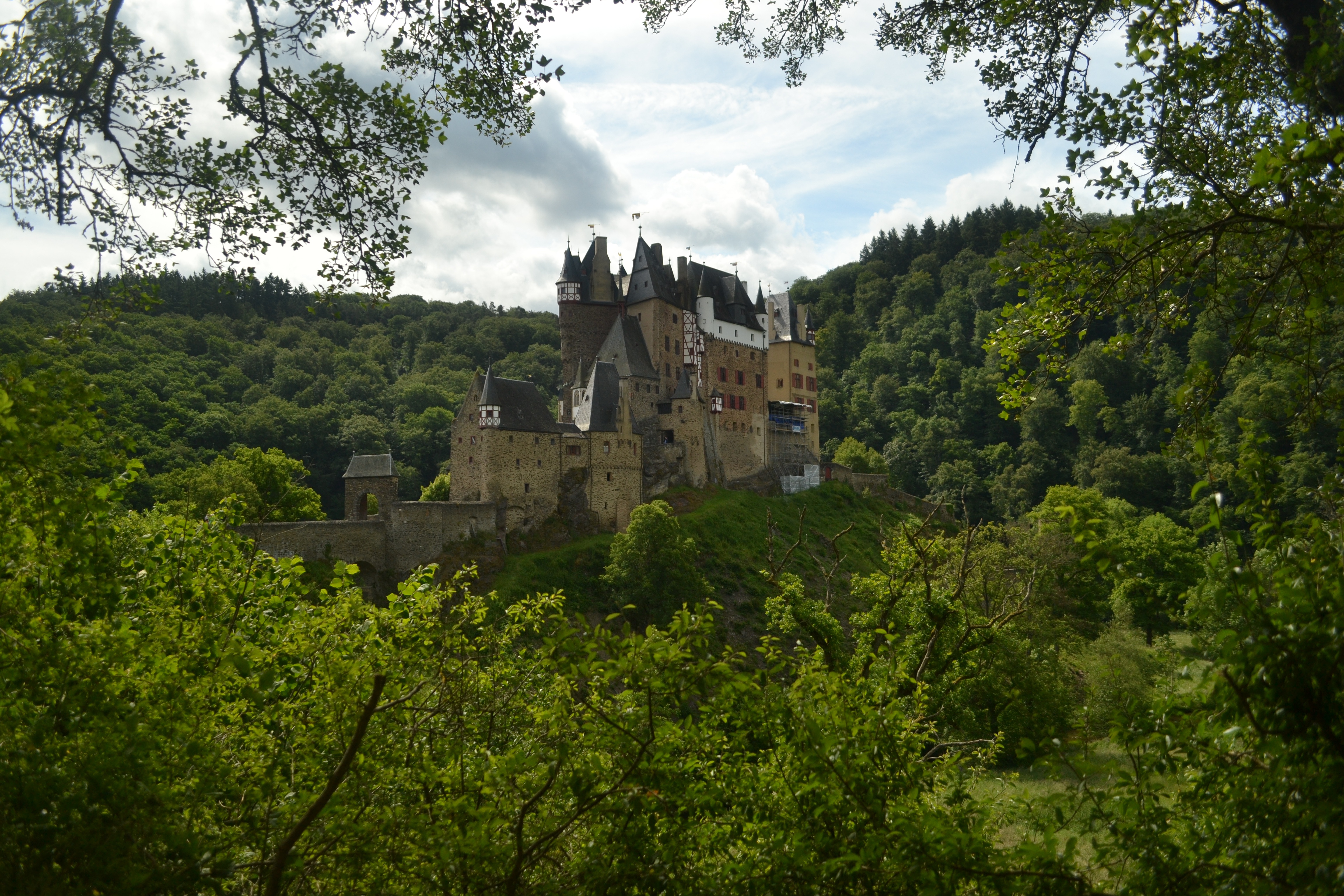 Обои природа, панорама, замок, германия, на природе, burg eltz, замок эльц, castle eltz, chateau d'eltz, виршем, wierschem, nature, panorama, castle, germany, eltz castle, chateau d eltz разрешение 4608x3072 Загрузить