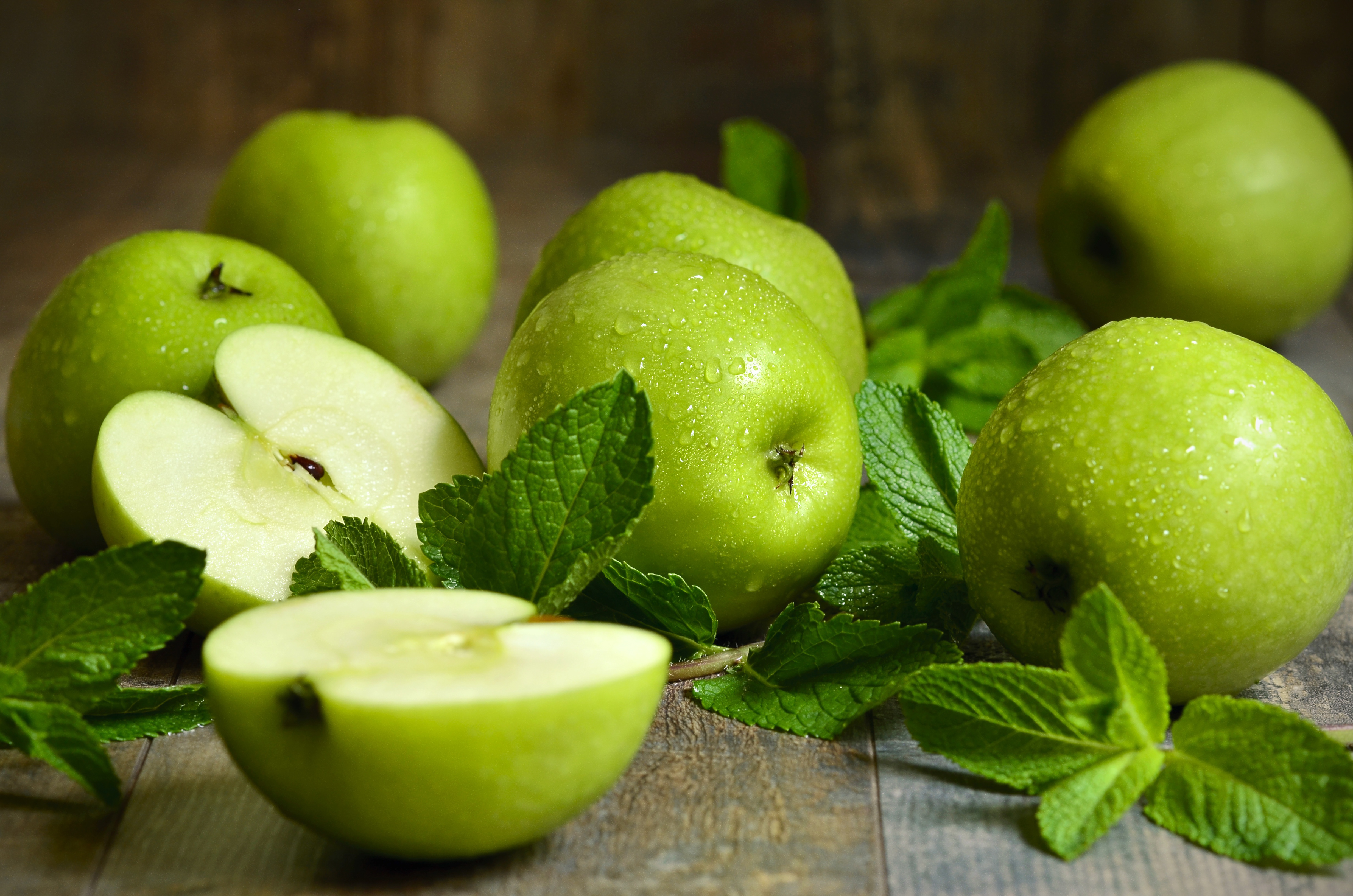 Обои мята, макро, фон, фрукты, яблоки, зеленые, mint, macro, background, fruit, apples, green разрешение 4928x3264 Загрузить