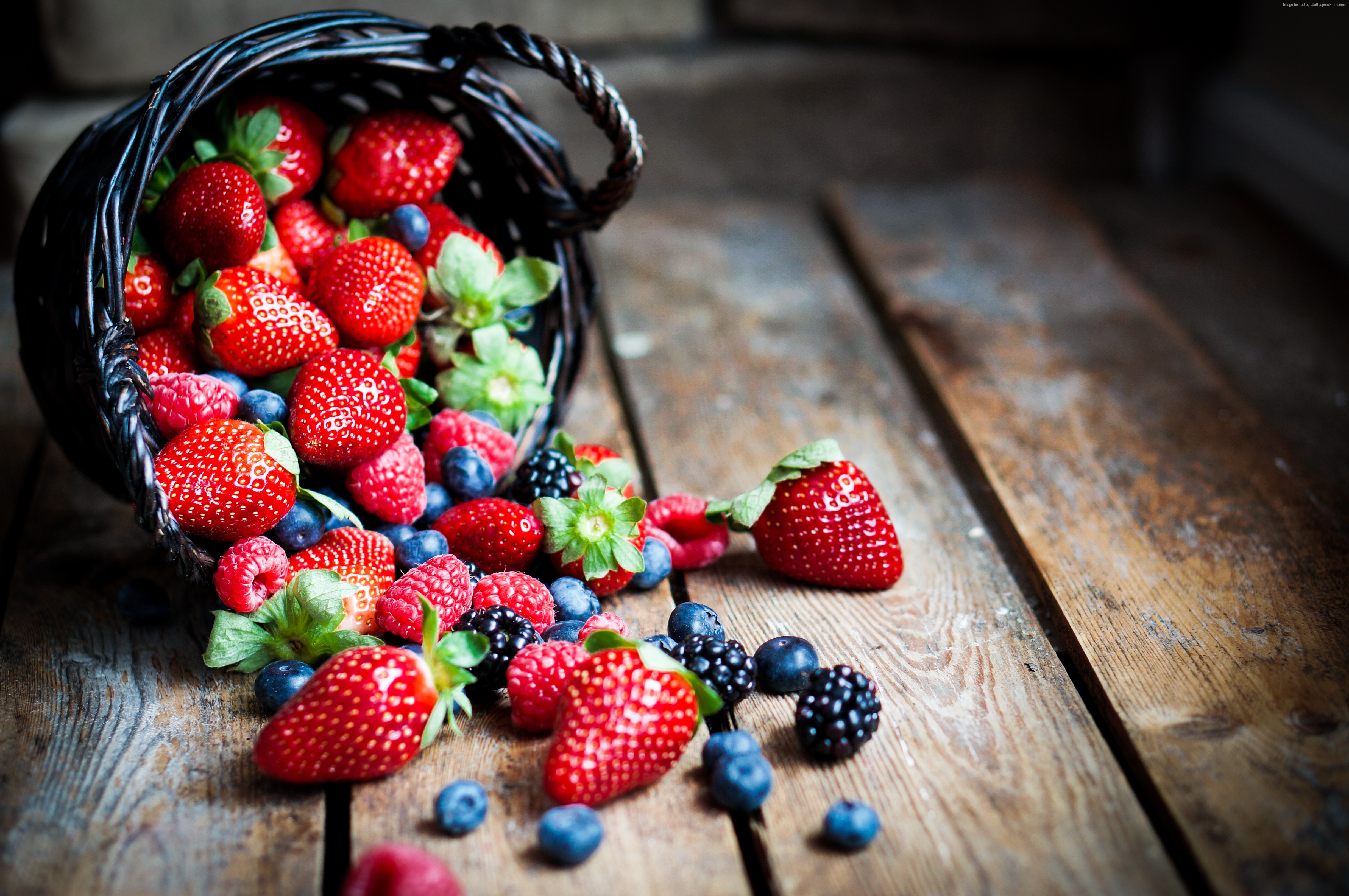 Обои макро, клубника, ягоды, черника, корзинка, ежевика, лукошко, macro, strawberry, berries, blueberries, basket, blackberry разрешение 4912x3264 Загрузить