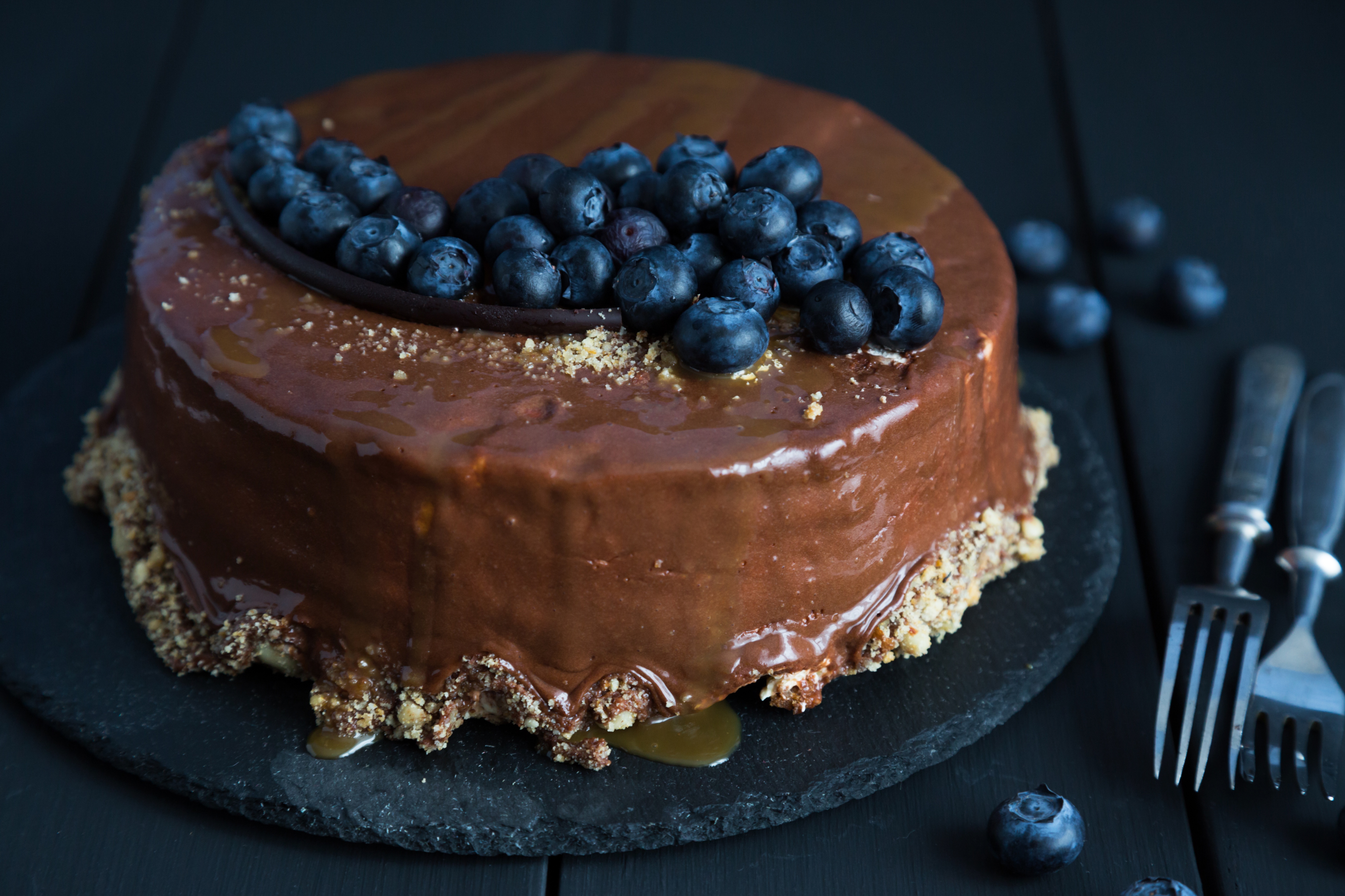 Обои черника, шоколад, сладкое, украшение, торт, крем, blueberries, chocolate, sweet, decoration, cake, cream разрешение 5760x3840 Загрузить