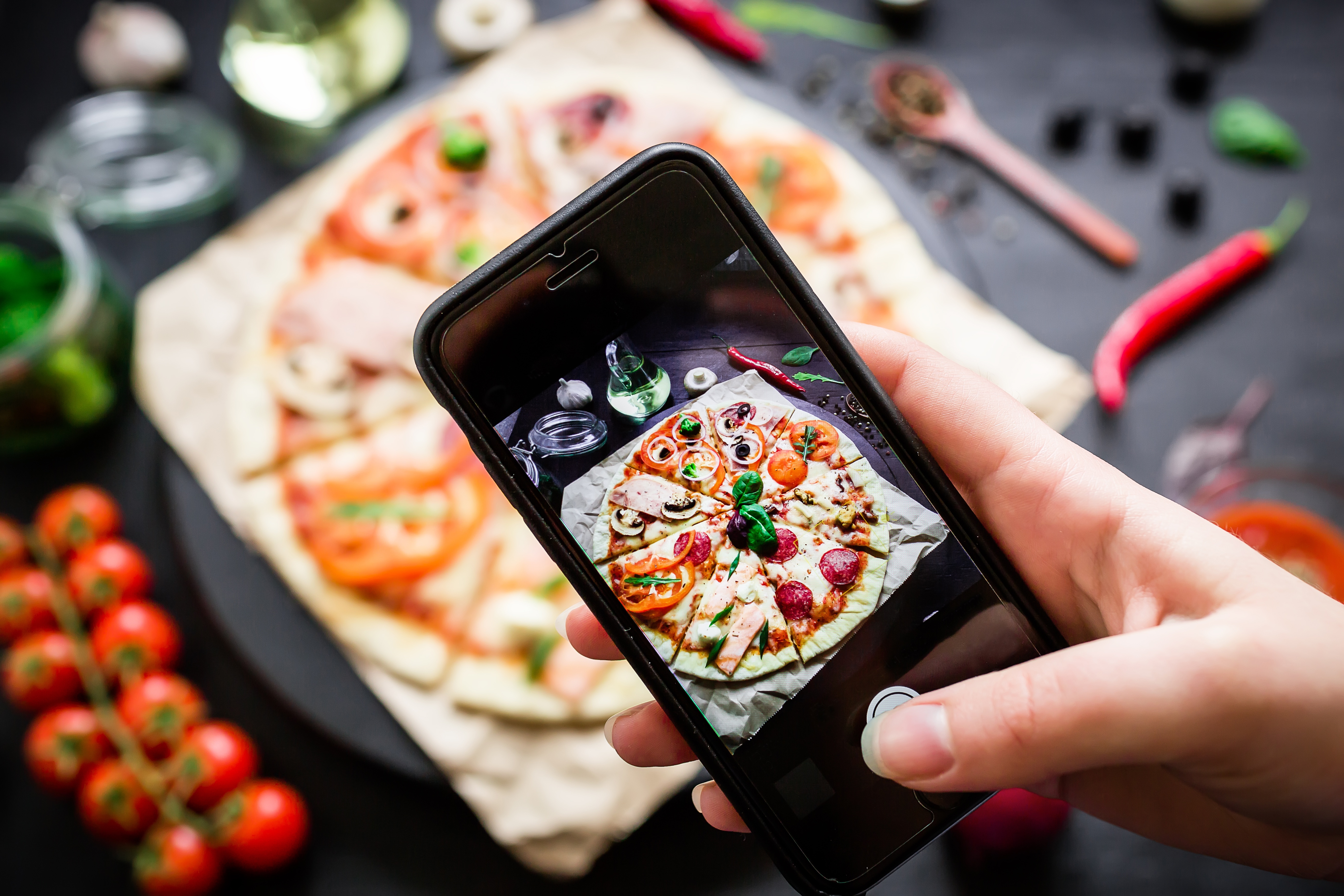 Пиццерия телефон доставки. Фотосъемка еды. Еда смартфон. Фуд съемка пиццы. Красивые роллы и пицца.