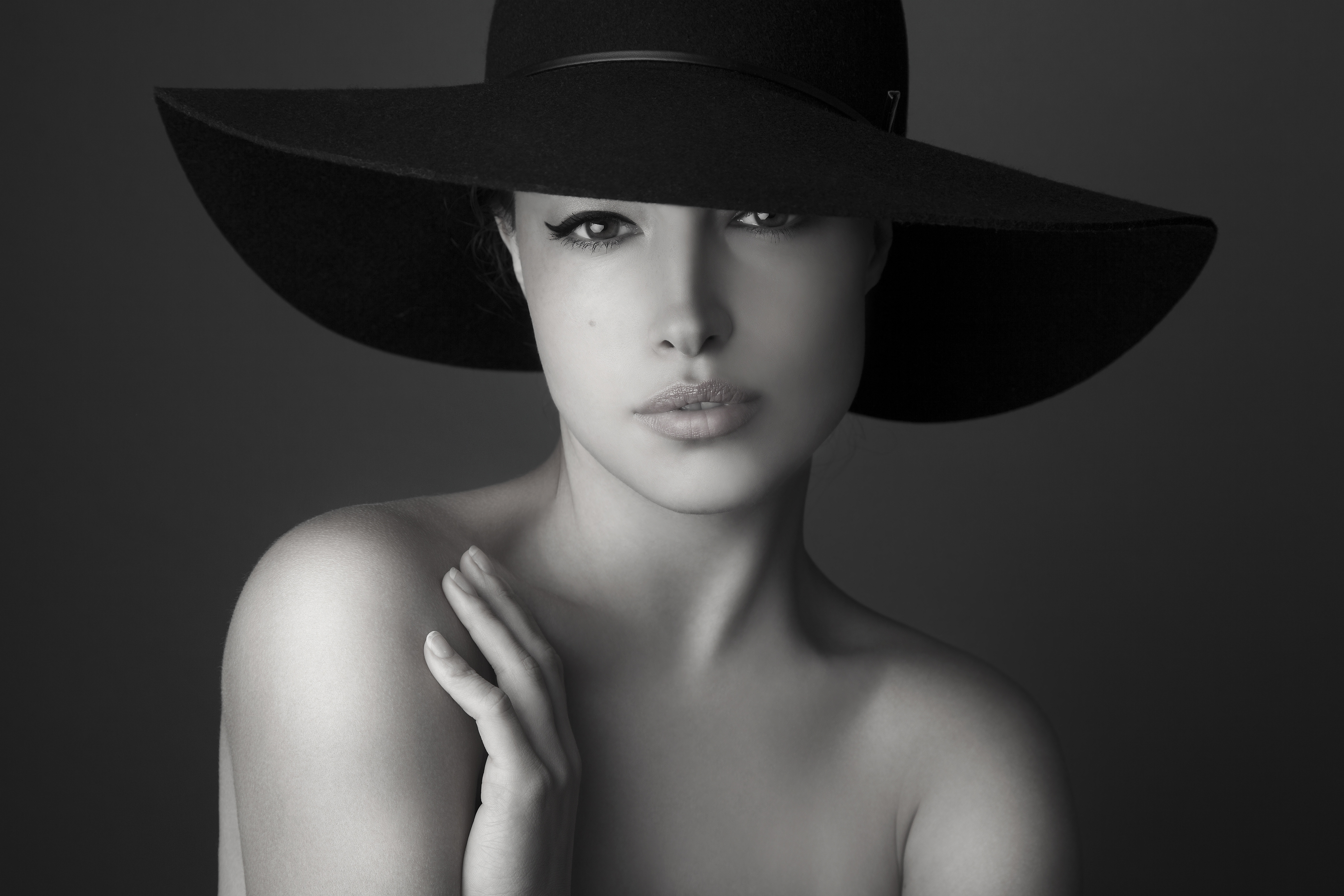 Обои взгляд, чёрно-белое, модель, шляпа, look, black and white, model, hat разрешение 5616x3744 Загрузить