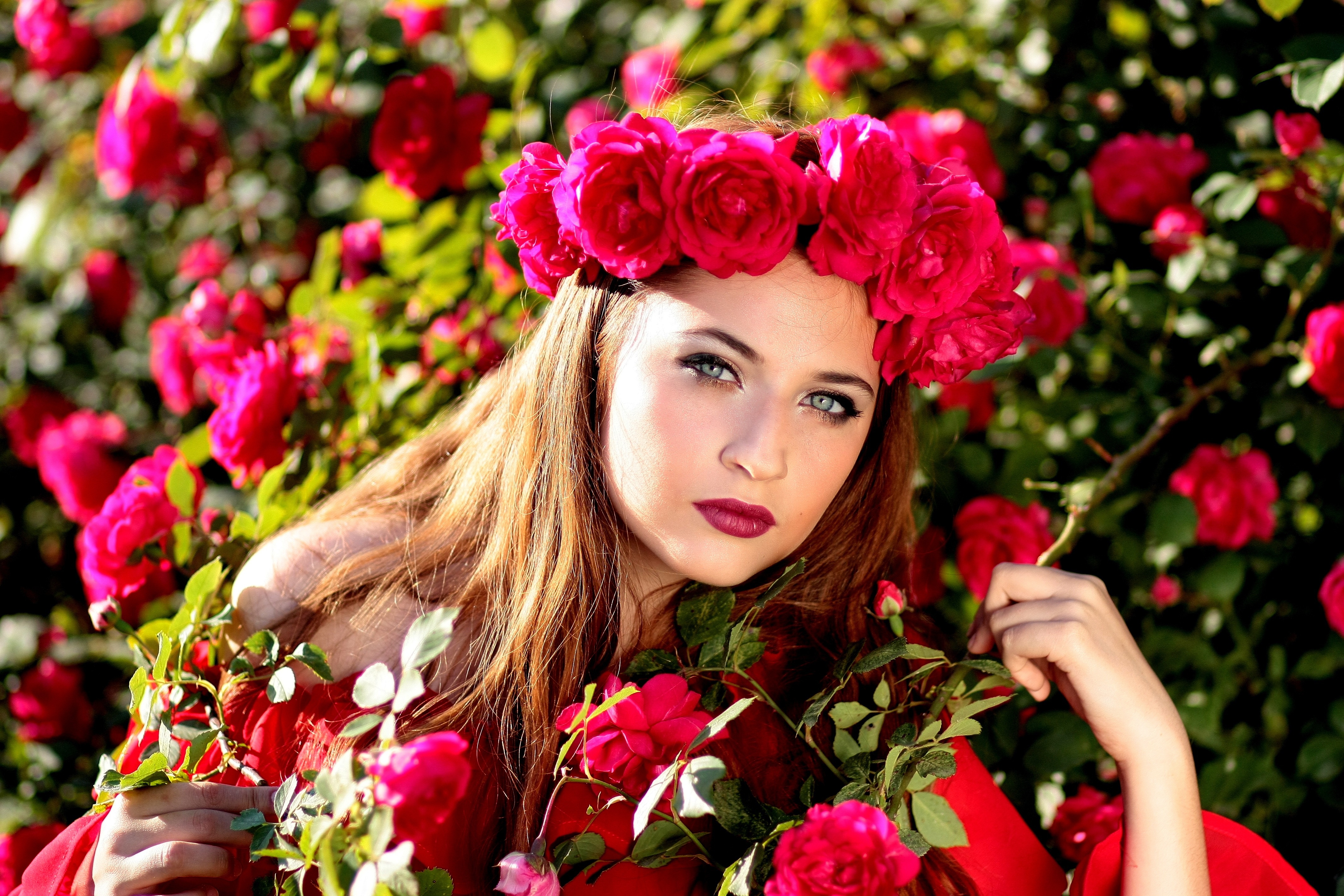 Розы красивые женщины. Полина Ланская. Девушка в цветах. Женщина в венке из цветов. Красивая женщина в цветах.