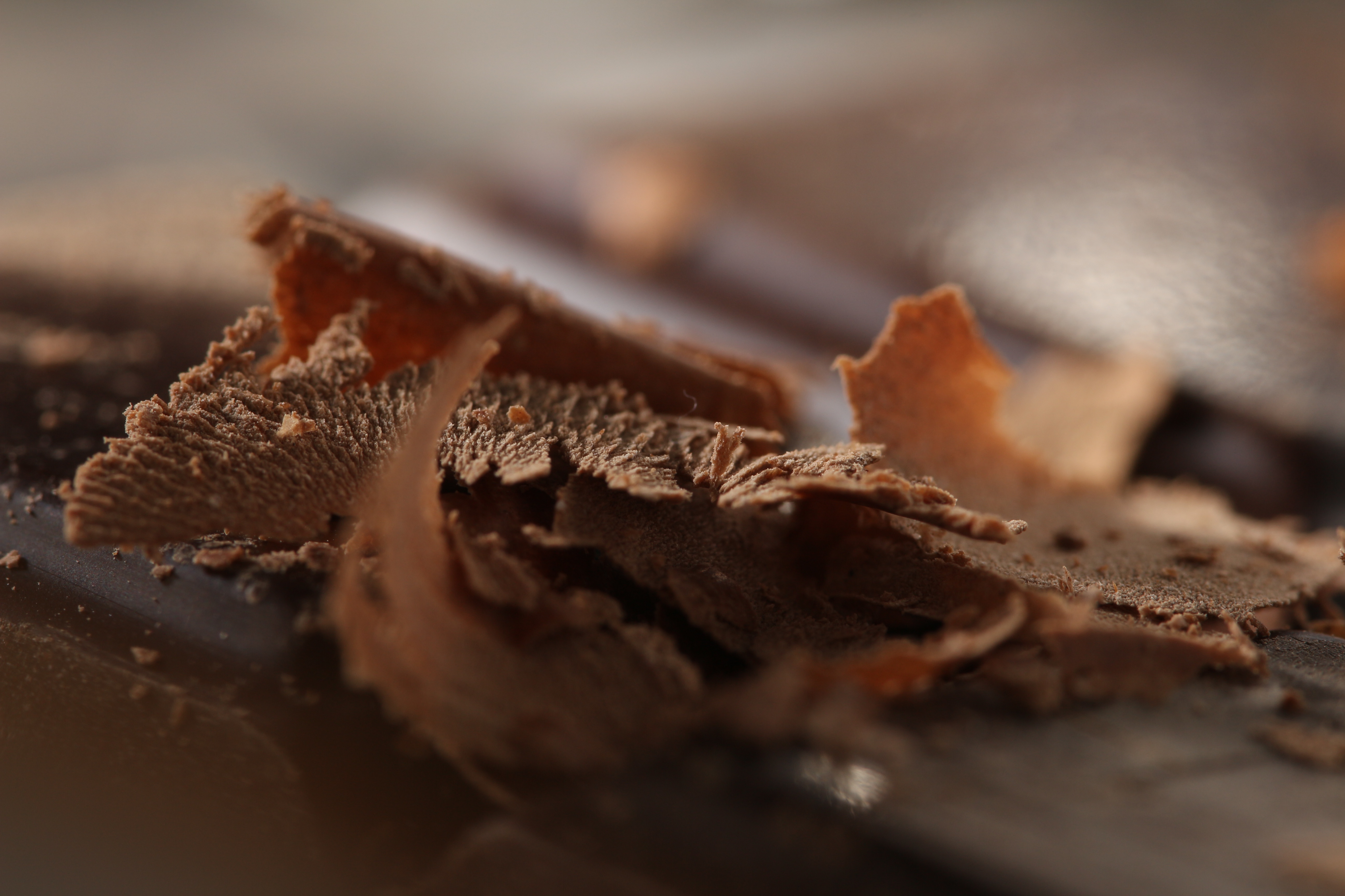 Шоколад посыпанный шоколадом. Шоколад макро. Макрофото с шоколадом. Шоколад Макросъемка. Шоколадная плитка Макросъемка.