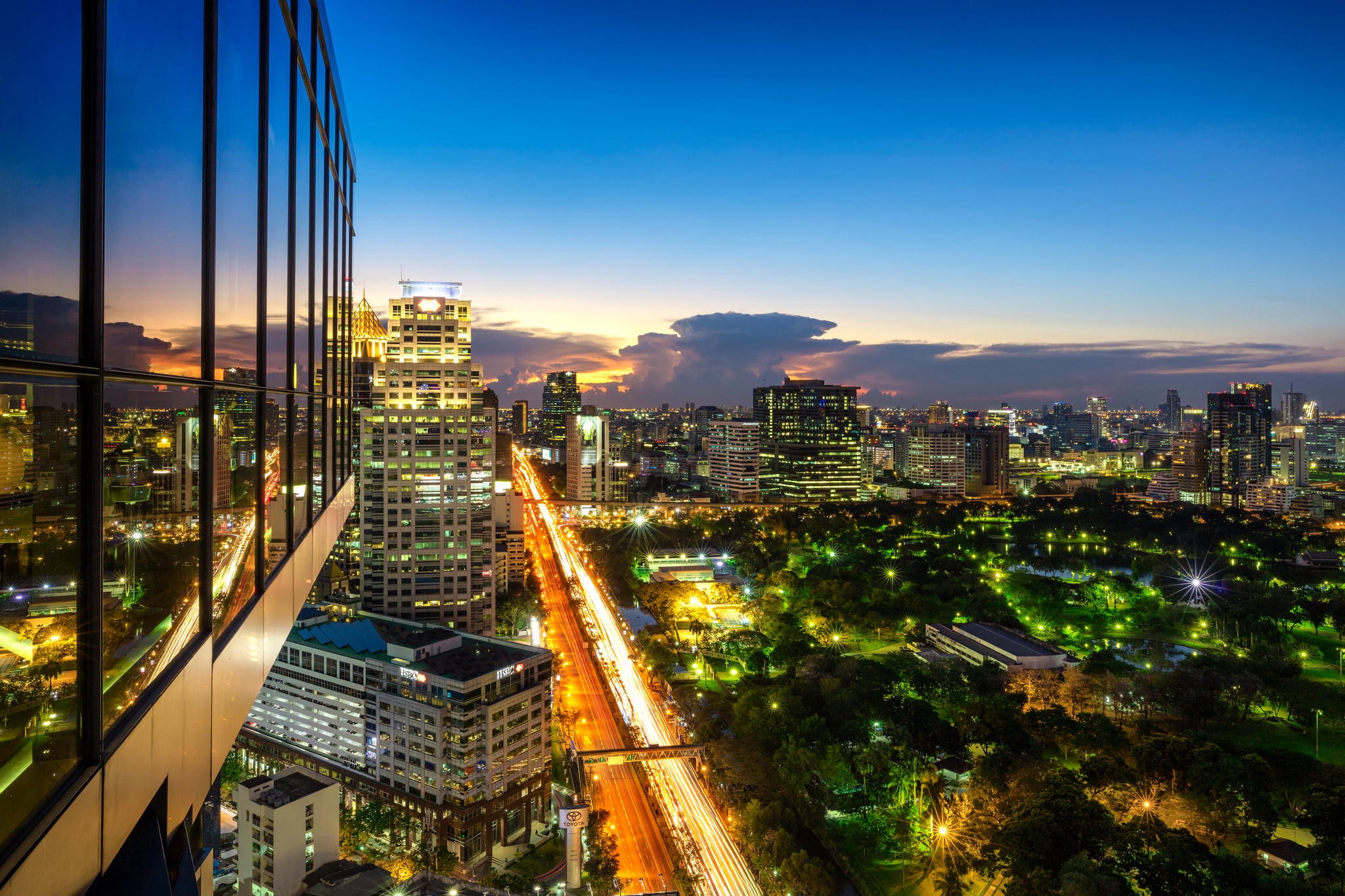 Обои ночь, огни, таиланд, бангкок, lumpini park, night, lights, thailand, bangkok разрешение 2048x1365 Загрузить