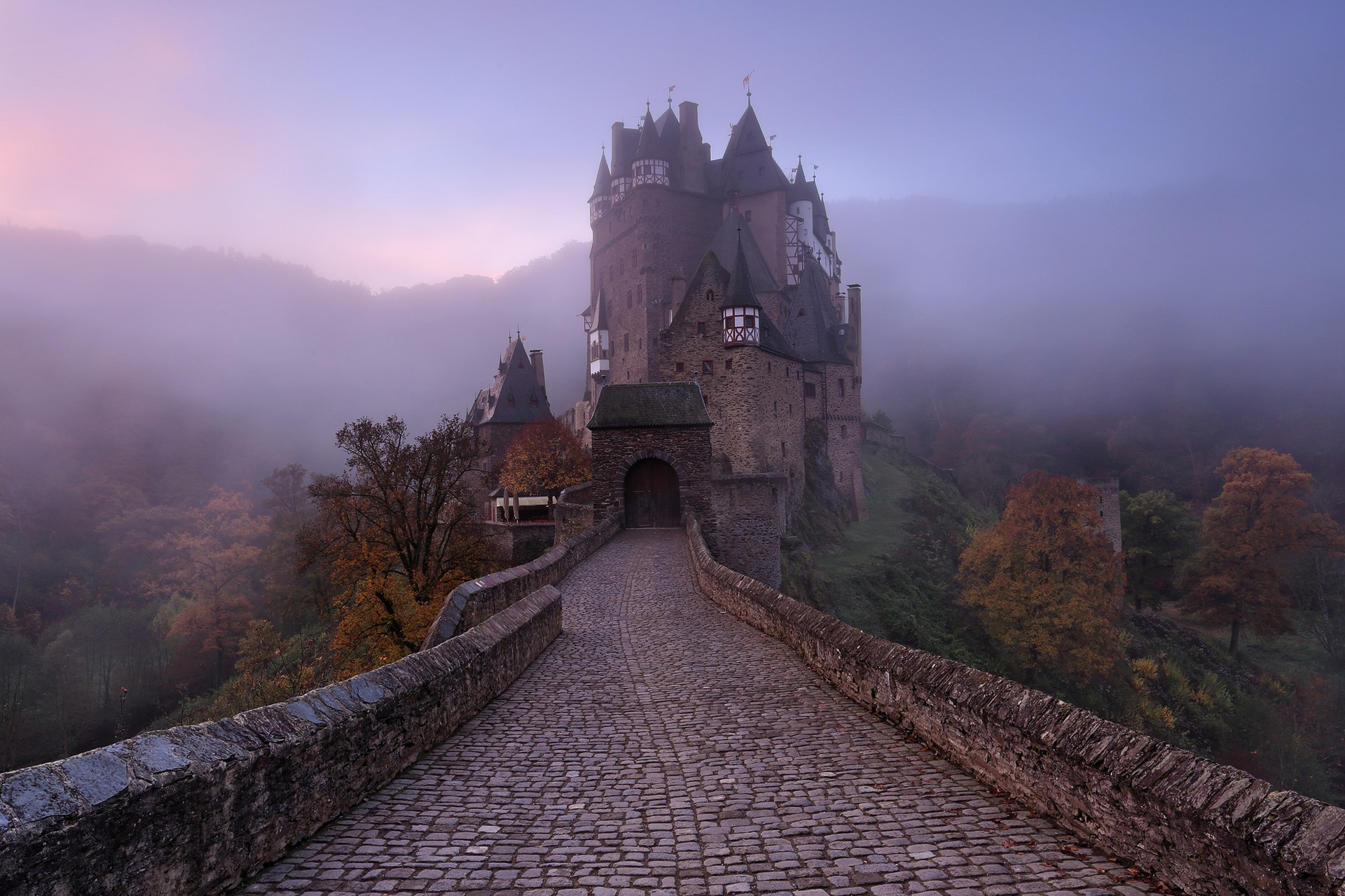 Обои деревья, туман, замок, осень, дымка, германия, эльц, trees, fog, castle, autumn, haze, germany, eltz разрешение 1920x1280 Загрузить