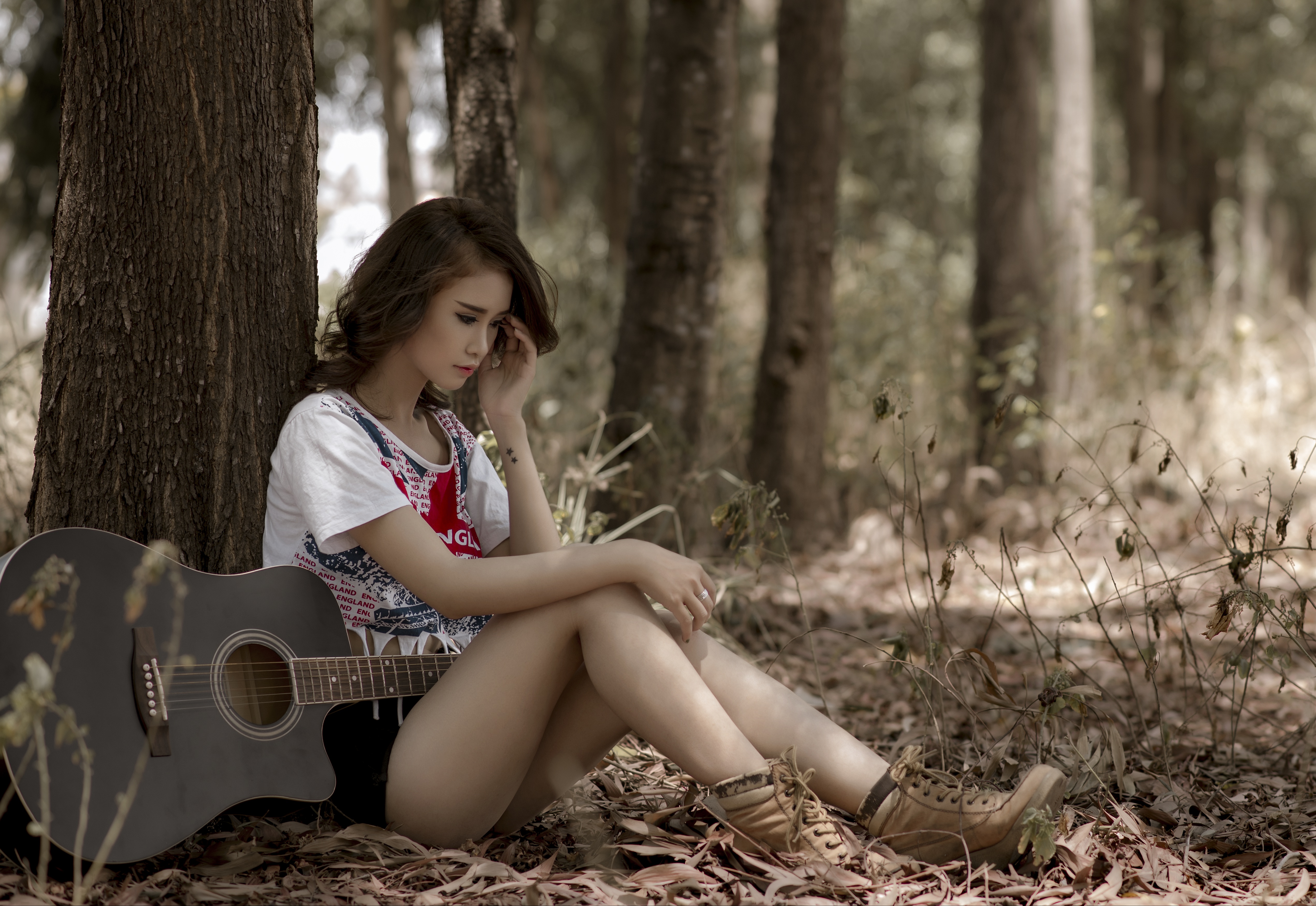 Молодая девушка музыка. Девушка сидит с гитарой. Девушка с гитарой в лесу. Фотосессия с гитарой на природе. Девочка сидит с гитарой.