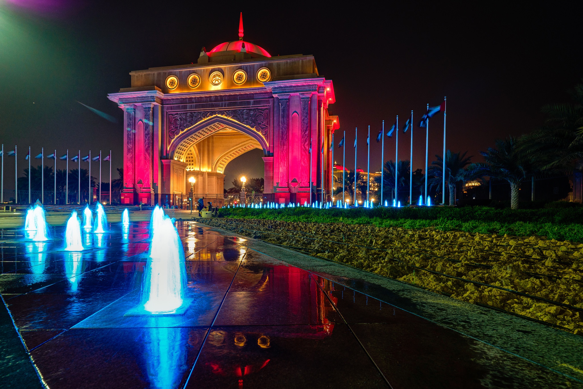 Обои ночь, огни, фонтан, отель, оаэ, абу-даби, emirates palace, night, lights, fountain, the hotel, uae, abu dhabi разрешение 2048x1365 Загрузить