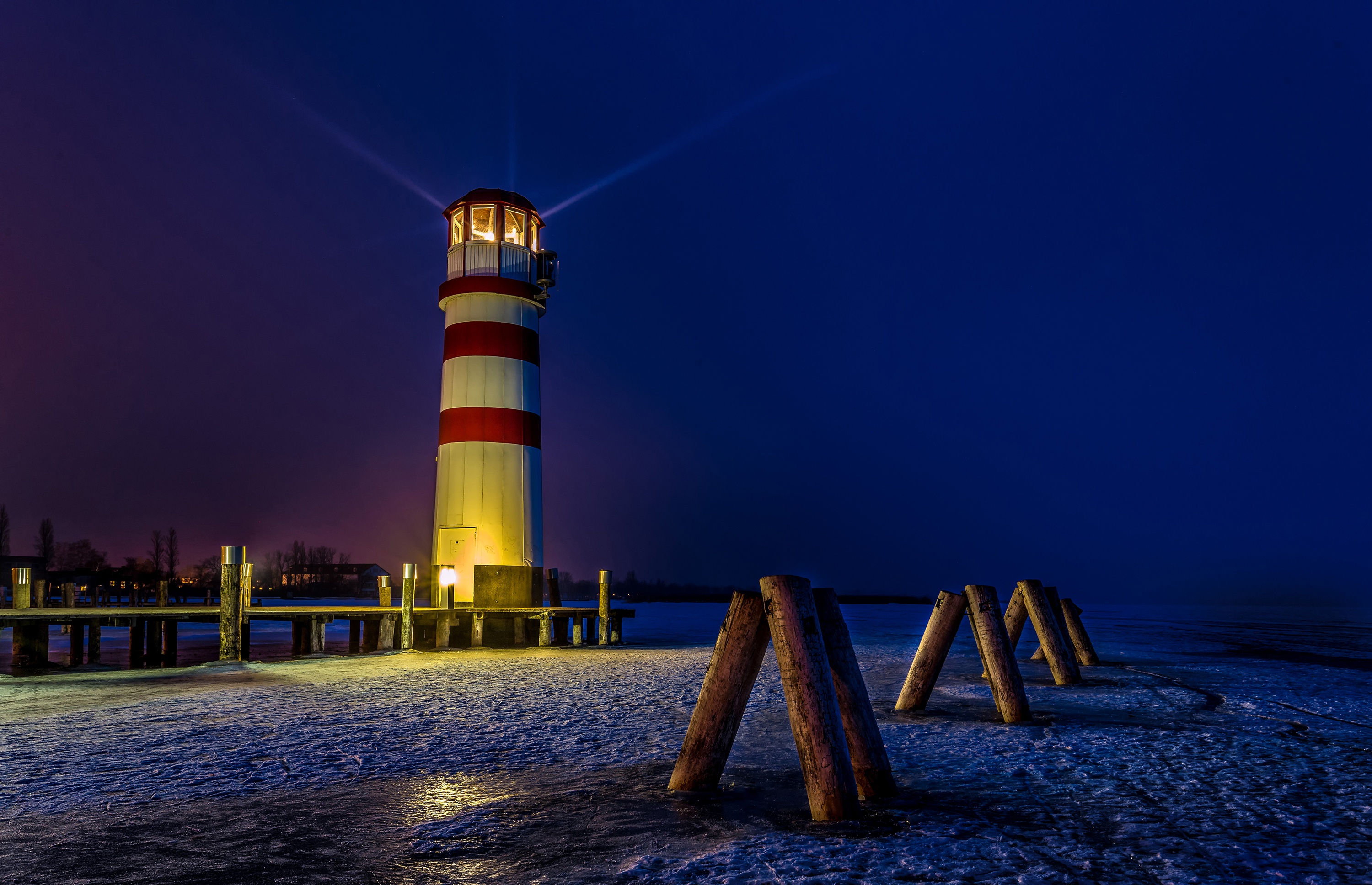 Обои podersdorf, ночь, огни, снег, зима, маяк, австрия, побережье, лучи света, night, lights, snow, winter, lighthouse, austria, coast, rays of light разрешение 3000x1937 Загрузить