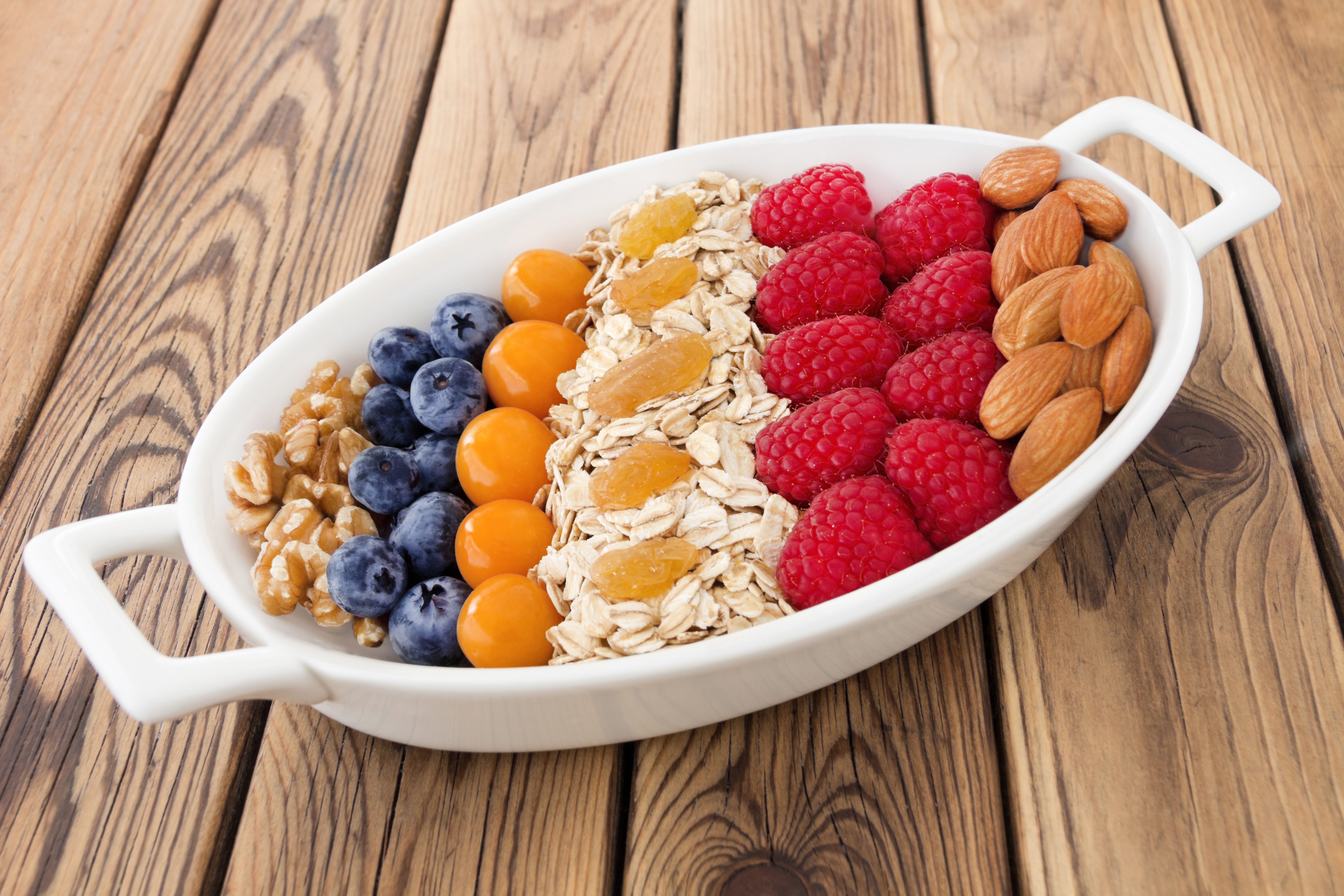 Обои орехи, малина, ягоды, черника, миндаль, изюм, овсяные хлопья, nuts, raspberry, berries, blueberries, almonds, raisins, cereal разрешение 5184x3456 Загрузить