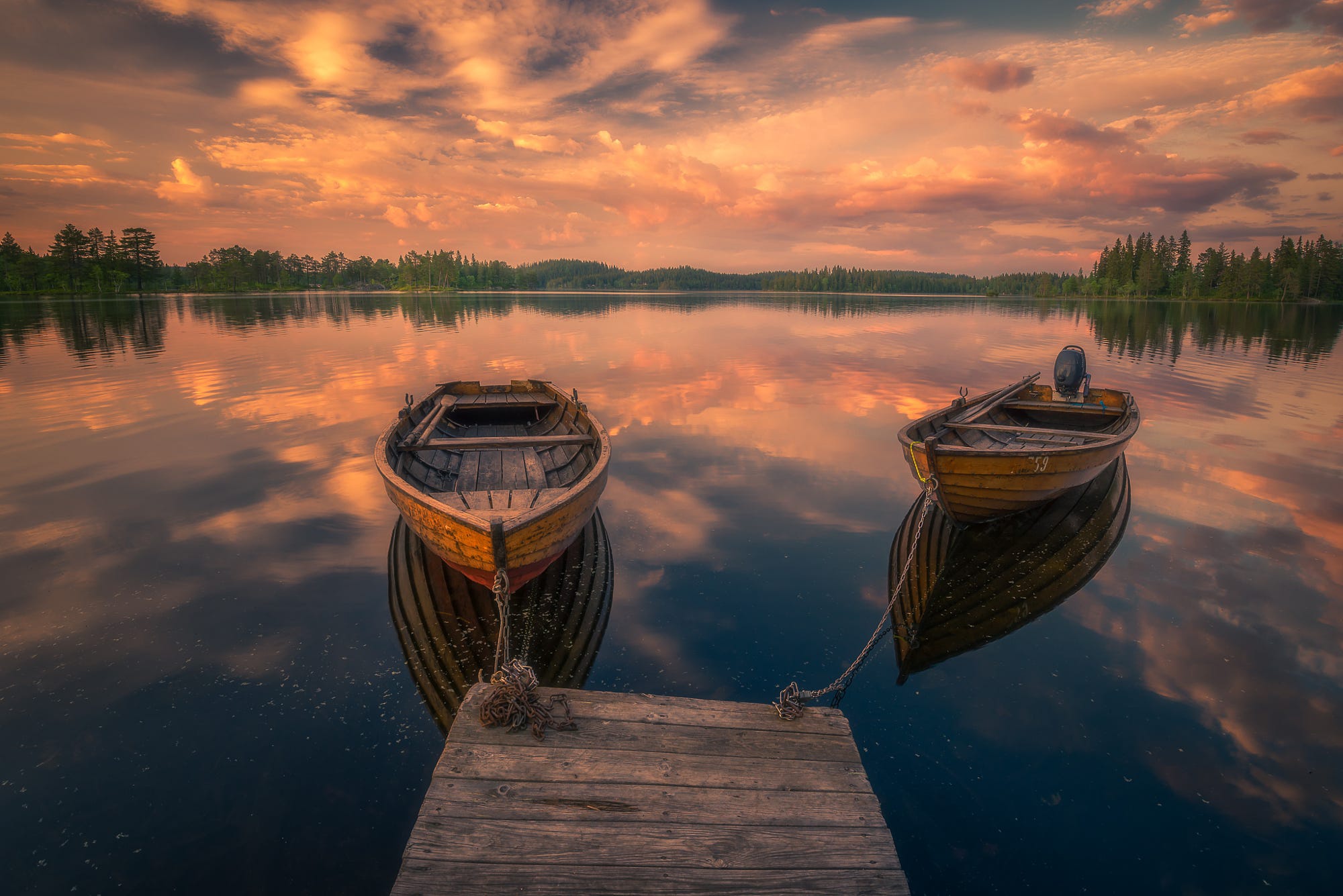 Обои небо, облака, деревья, озеро, отражение, лодки, причал, норвегия, the sky, clouds, trees, lake, reflection, boats, pier, norway разрешение 2000x1335 Загрузить