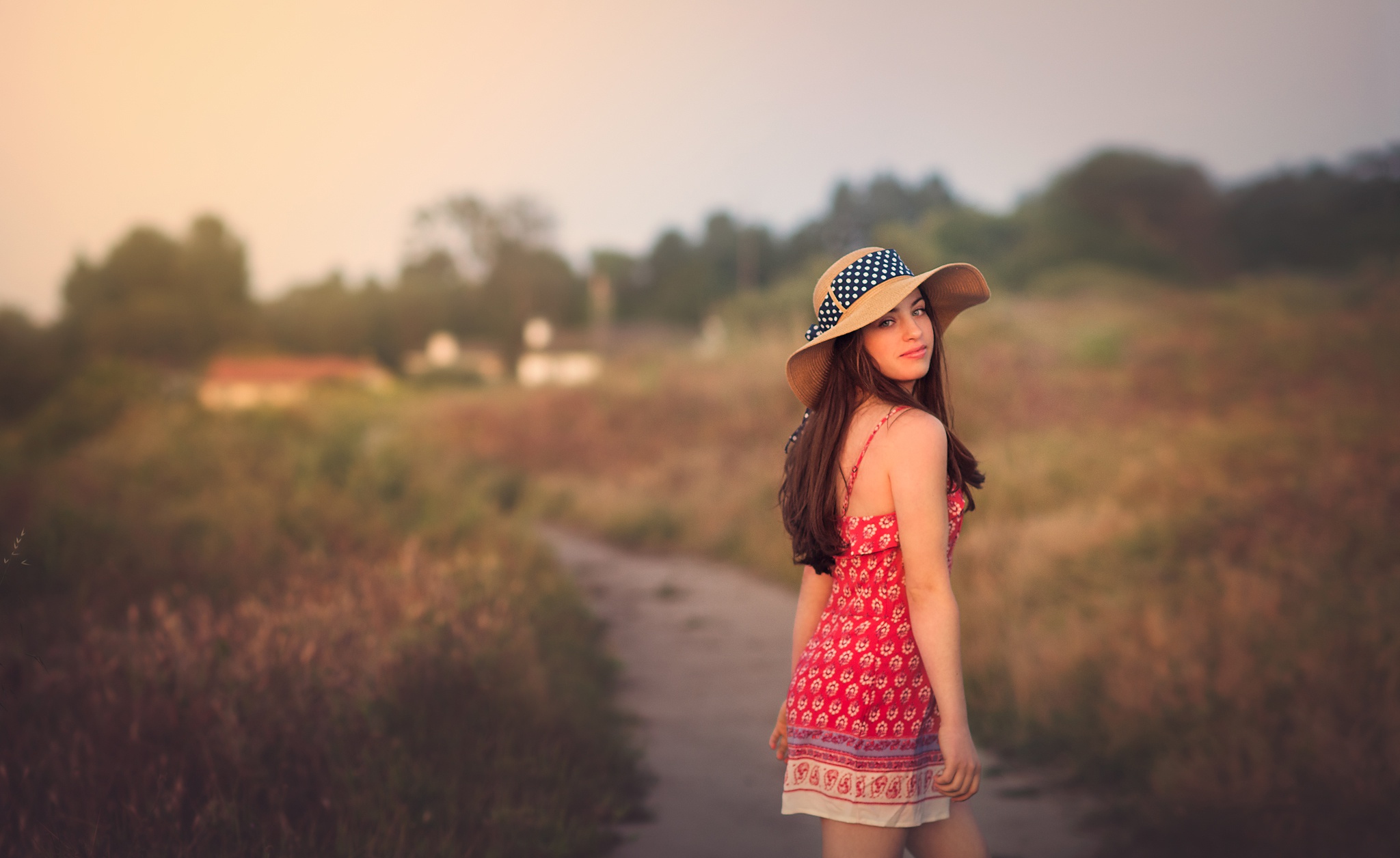 Обои природа, девушка, улыбка, взгляд, волосы, шляпка, going home, nature, girl, smile, look, hair, hat разрешение 2048x1256 Загрузить