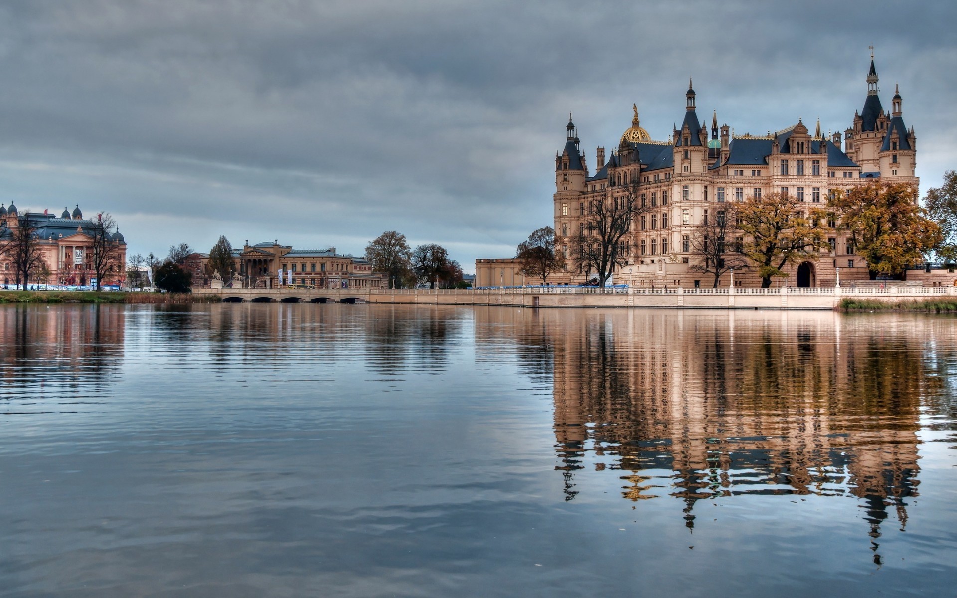 Обои вода, река, тучи, отражение, замок, германия, гамбург, water, river, clouds, reflection, castle, germany, hamburg разрешение 1920x1200 Загрузить