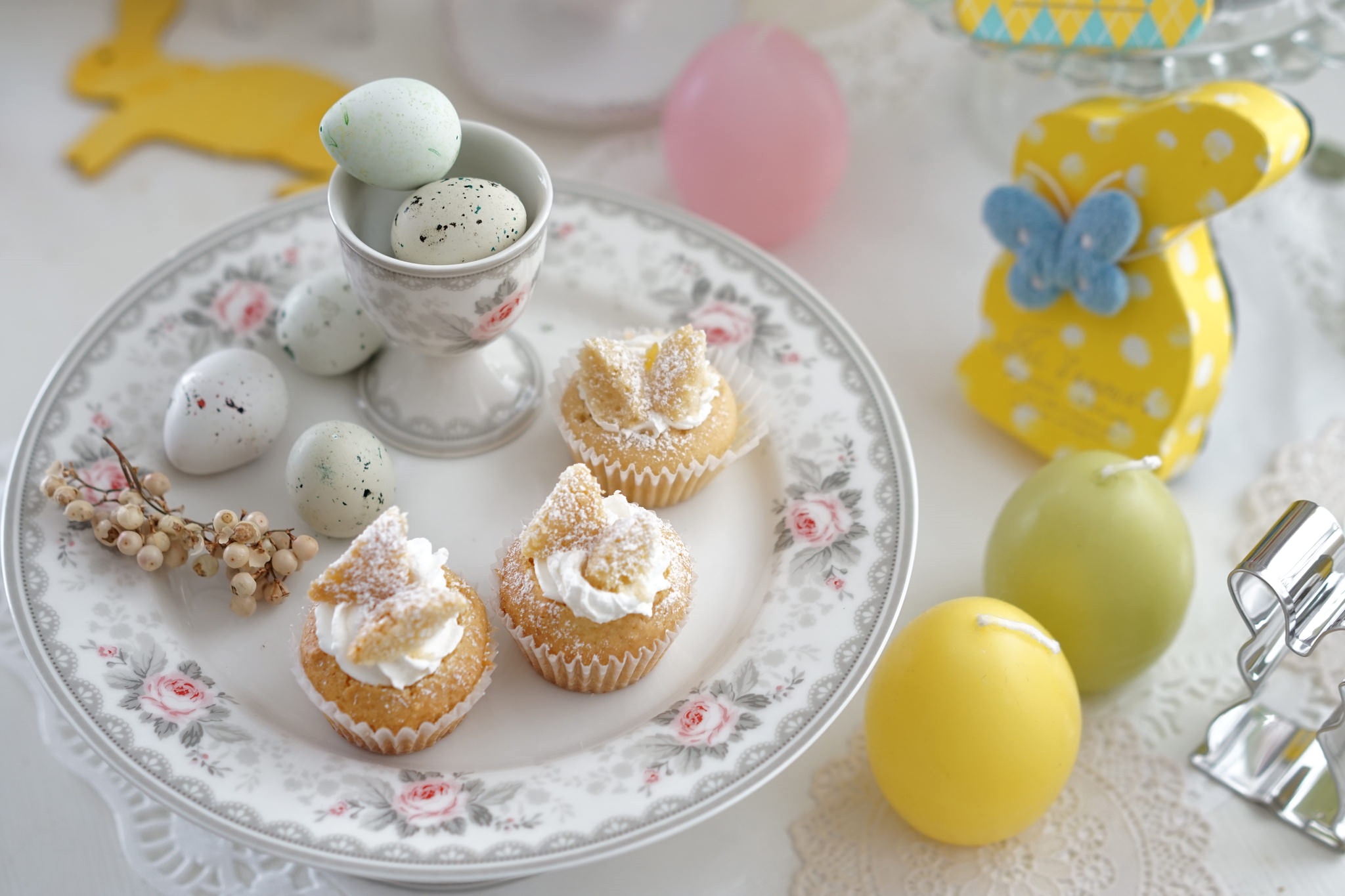 Обои свечи, пасха, яйца, зайчик, пирожные, сервировка, candles, easter, eggs, bunny, cakes, serving разрешение 2048x1365 Загрузить