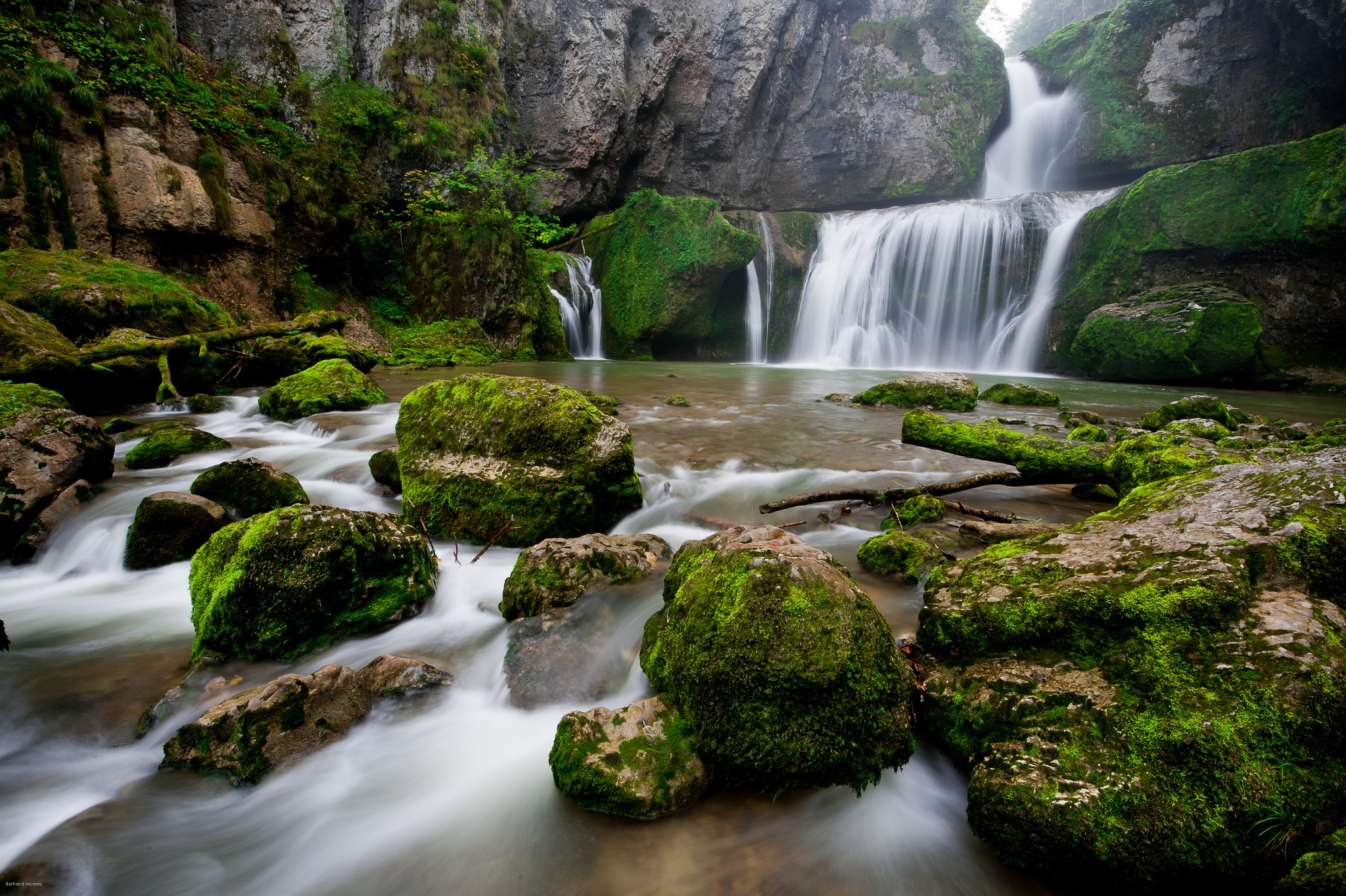 Обои вода, скалы, камни, водопад, мох, ск, water, rocks, stones, waterfall, moss, sk разрешение 2048x1363 Загрузить