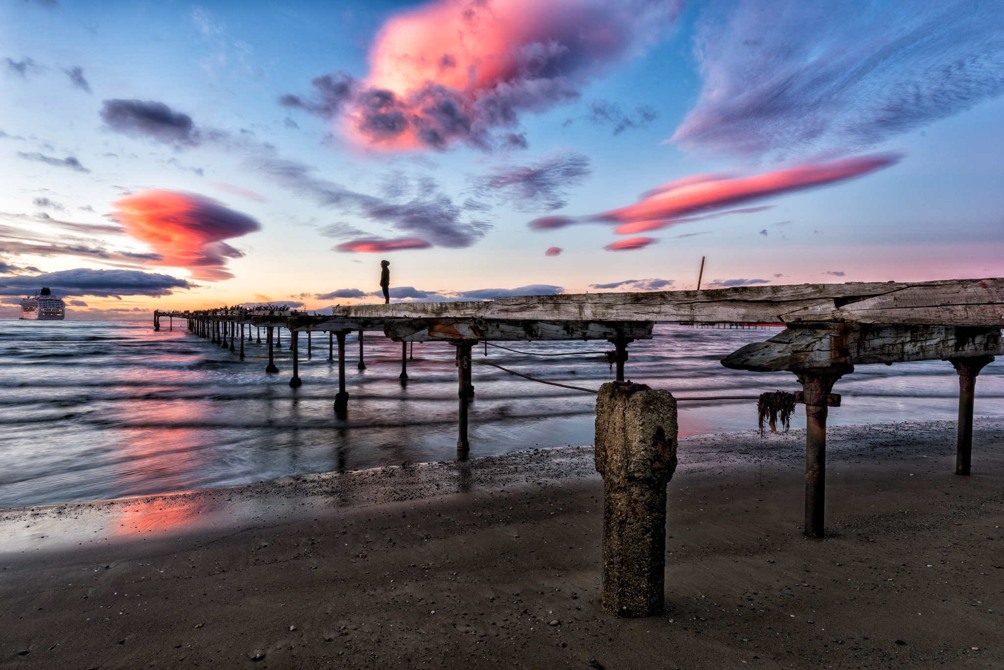 Обои небо, облака, закат, море, мост, корабль, причал, the sky, clouds, sunset, sea, bridge, ship, pier разрешение 2048x1367 Загрузить