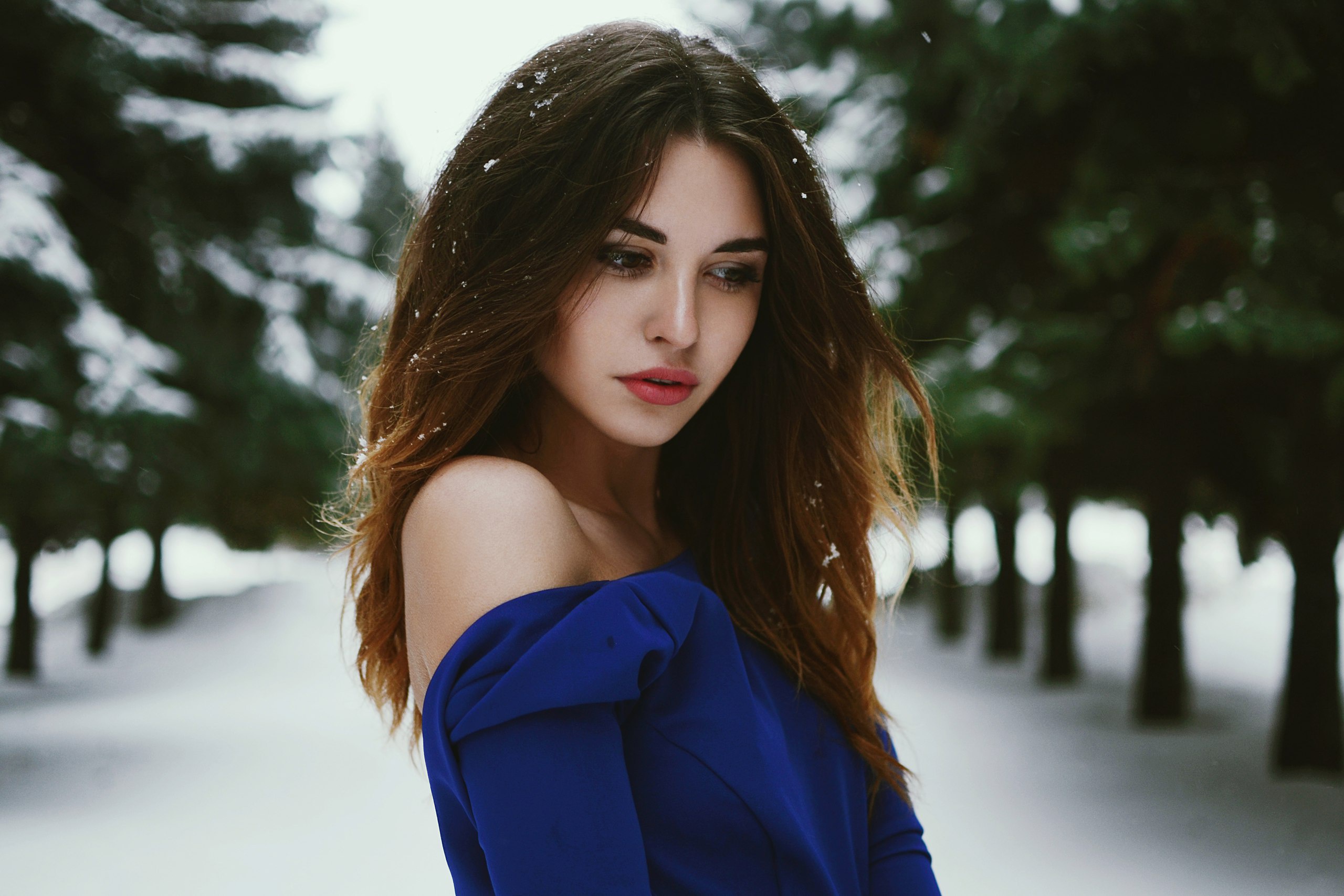 Обои зима, платье, портрет, модель, плечи, шатенка, анна легкая, winter, dress, portrait, model, shoulders, brown hair, anna easy разрешение 2560x1707 Загрузить