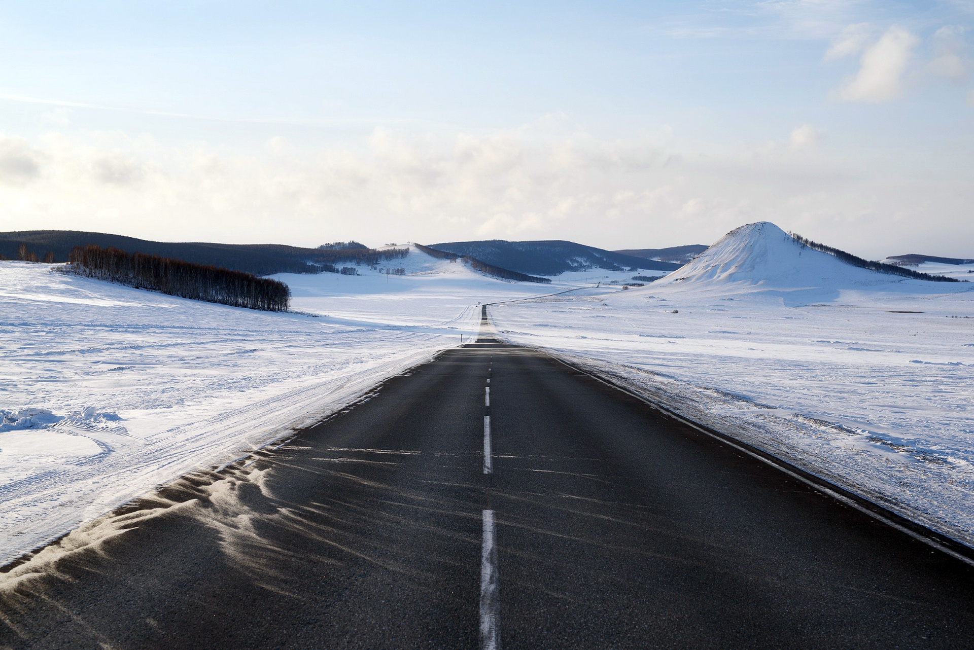 Обои дорога, горы, снег, зима, горизонт, road, mountains, snow, winter, horizon разрешение 1920x1282 Загрузить