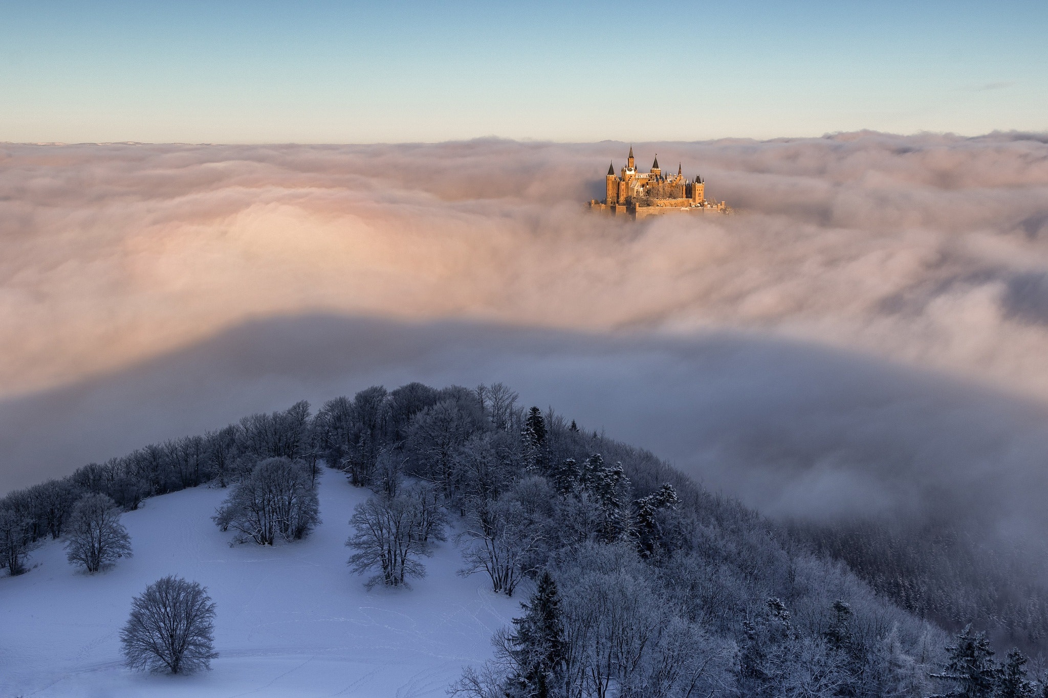 Обои небо, облака, деревья, зима, туман, замок, иней, the sky, clouds, trees, winter, fog, castle, frost разрешение 2048x1365 Загрузить