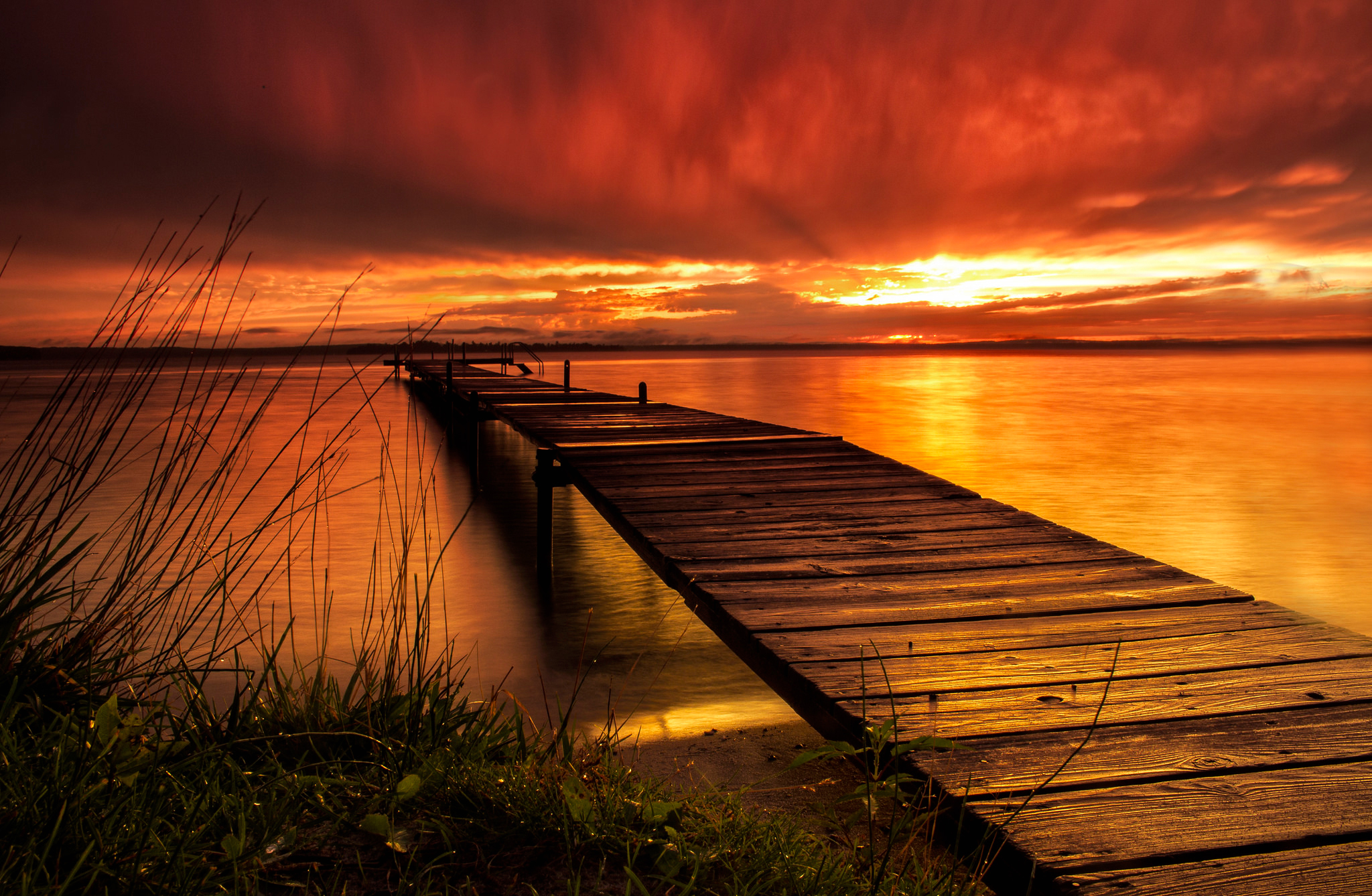 Обои небо, облака, вечер, озеро, мостик, закат, причал, зарево, the sky, clouds, the evening, lake, the bridge, sunset, pier, glow разрешение 2048x1338 Загрузить