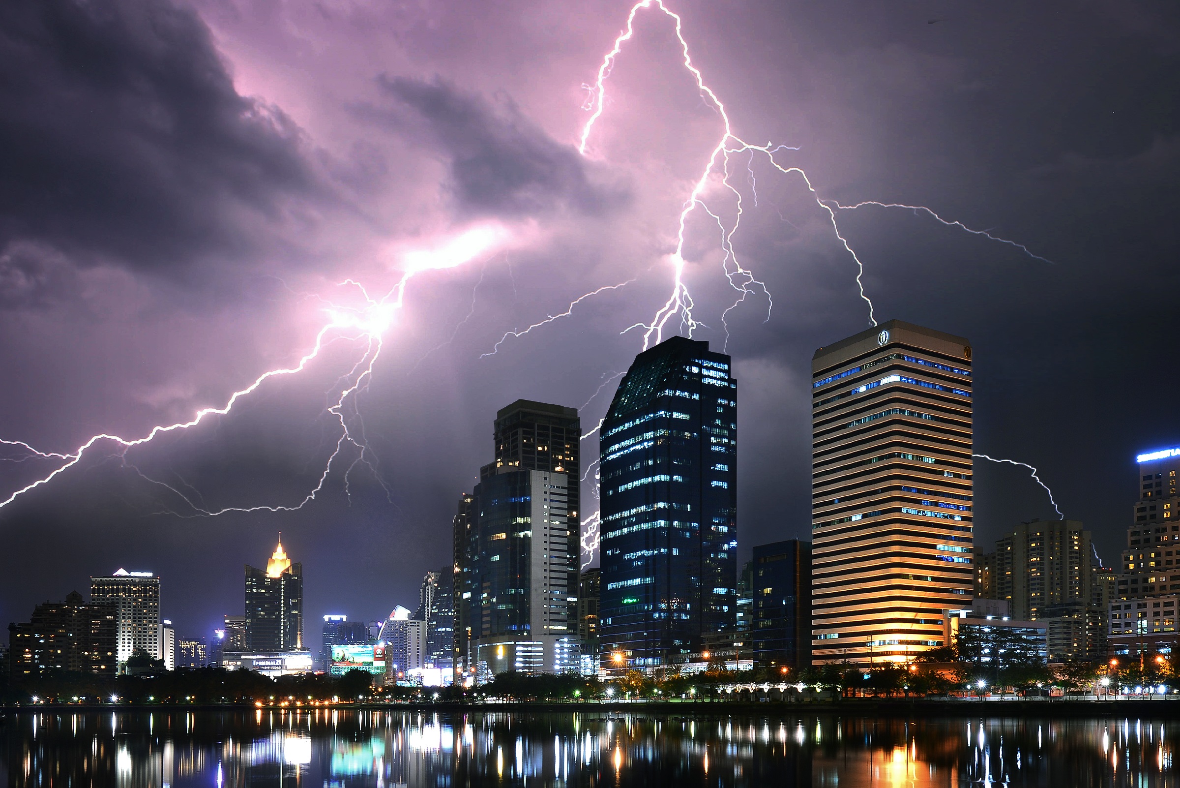 Обои ночь, огни, молния, город, дома, таиланд, бангкок, night, lights, lightning, the city, home, thailand, bangkok разрешение 2400x1602 Загрузить