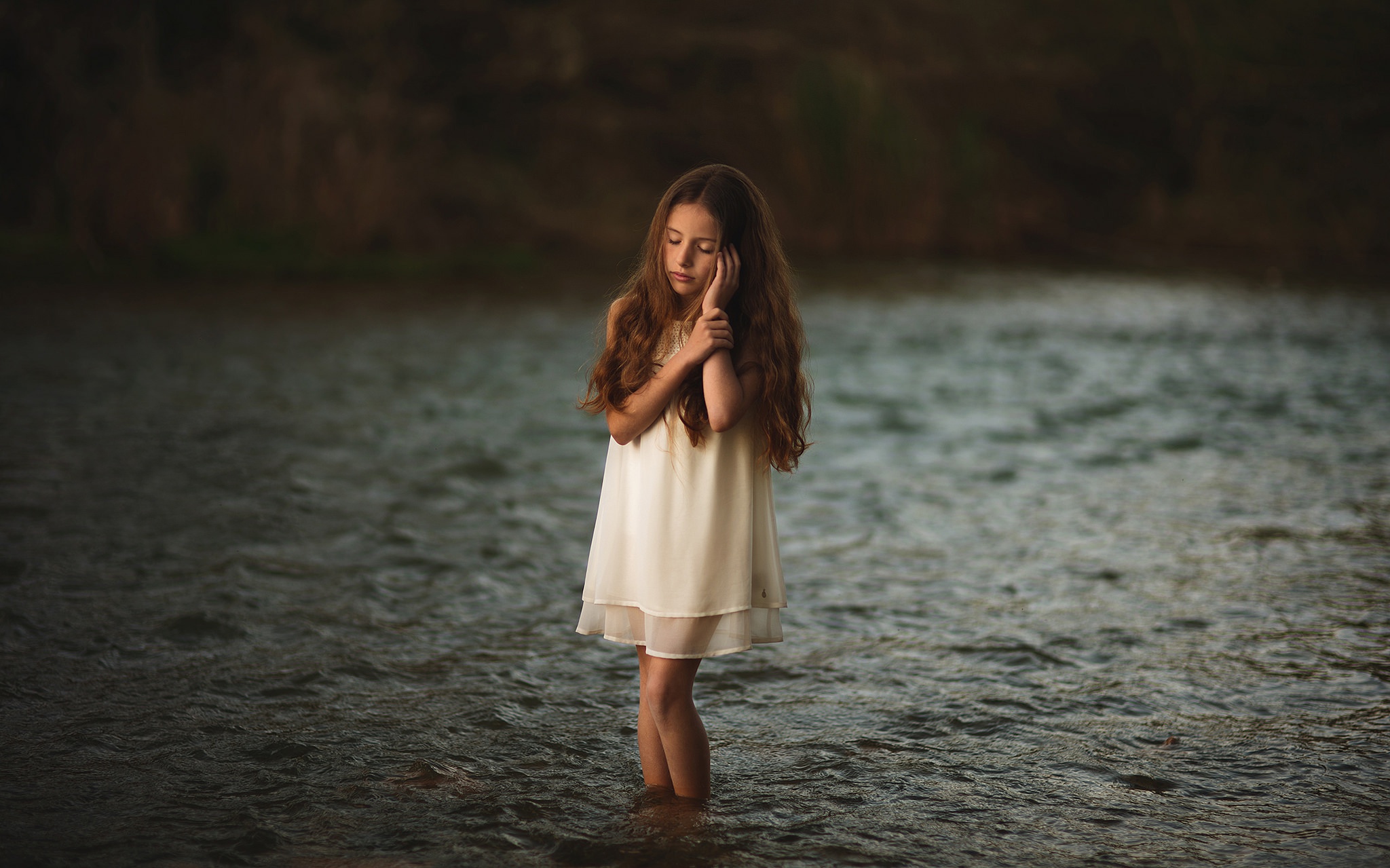 Девочка вероятно. Девочка. Маленькая девочка в воде. Девочки подростки на озере. Платье для девочки подростка.