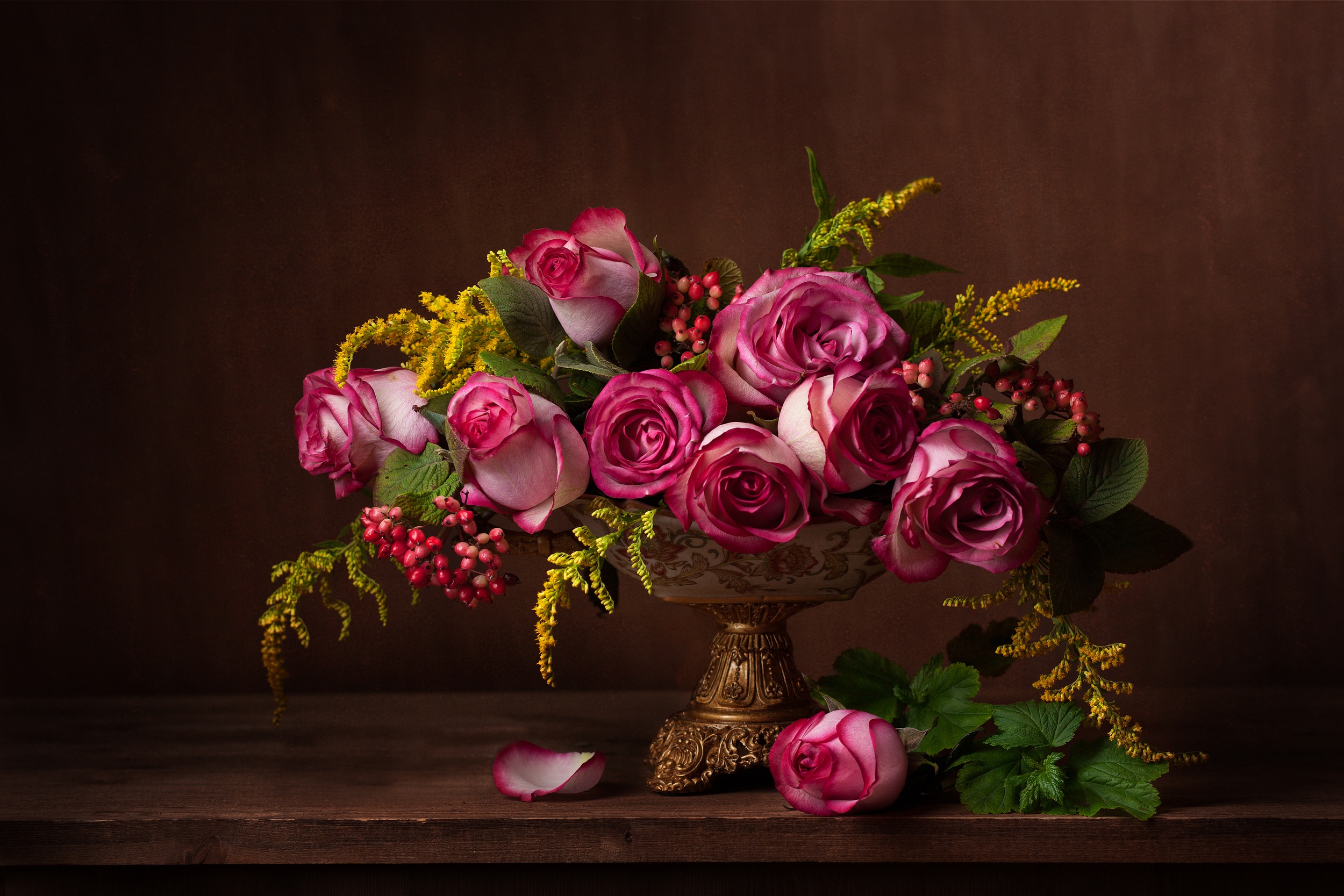 Картинка с цветами на столе. Натюрморт: цветы. Красивый букет цветов. Роскошные цветы. Красивый букет в вазе.