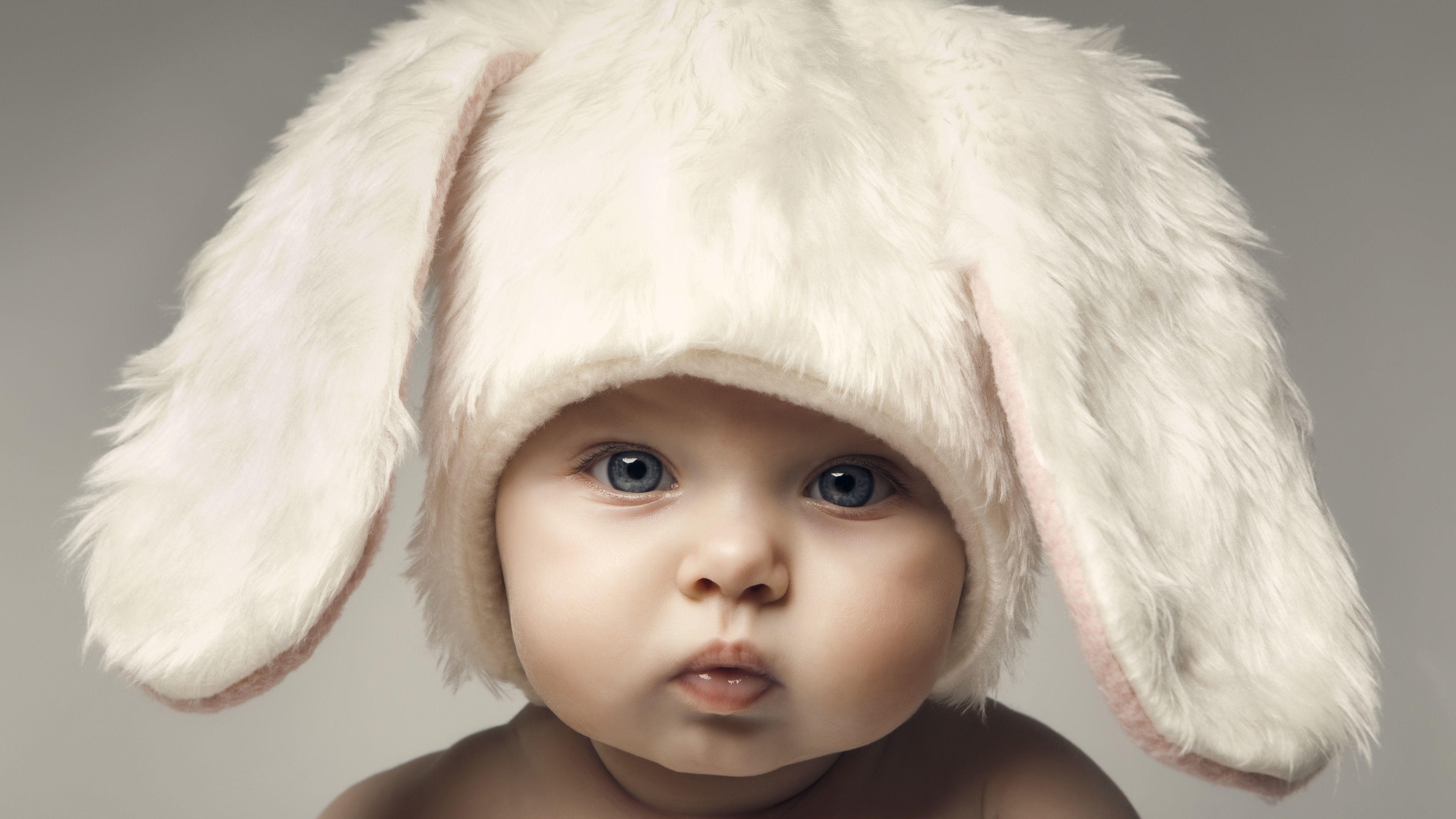 Обои взгляд, дети, ушки, лицо, ребенок, шапка, зайчик, look, children, ears, face, child, hat, bunny разрешение 3840x2160 Загрузить