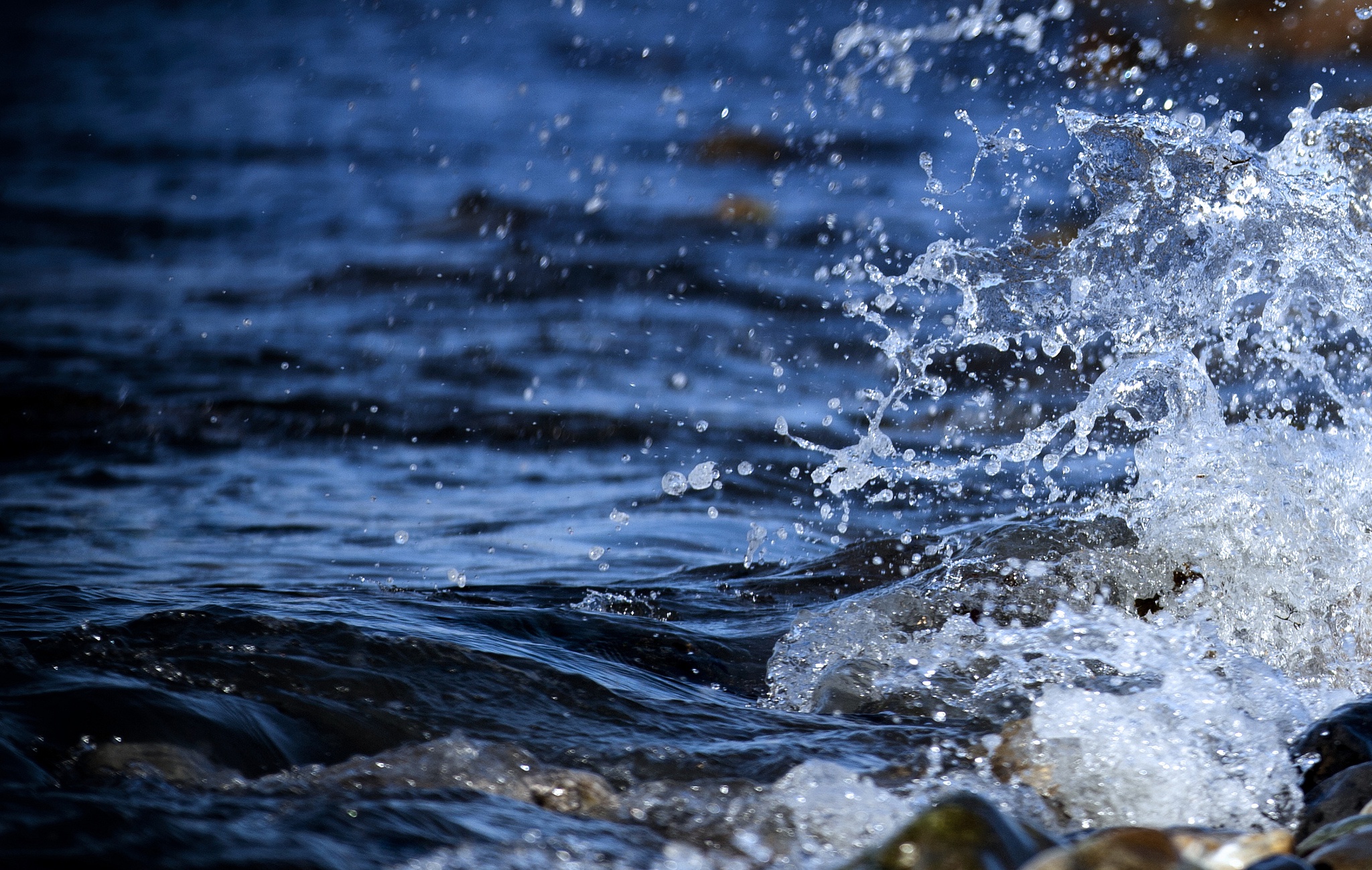 Слышишь воду. Вода. Вода фото. Красивая вода. Фото всплеск воды.