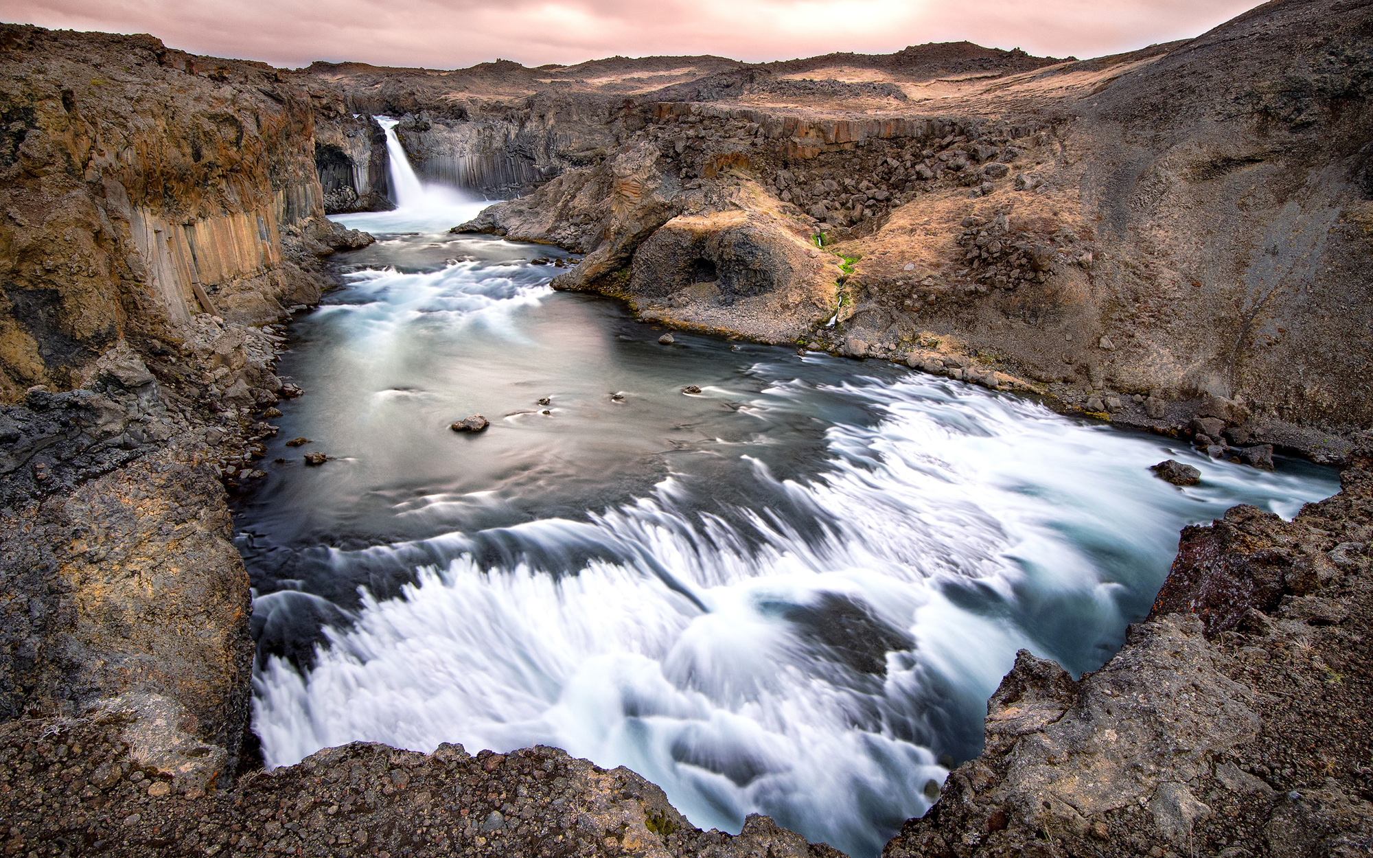 Обои вода, вечер, горы, камни, водопад, поток, water, the evening, mountains, stones, waterfall, stream разрешение 2000x1250 Загрузить