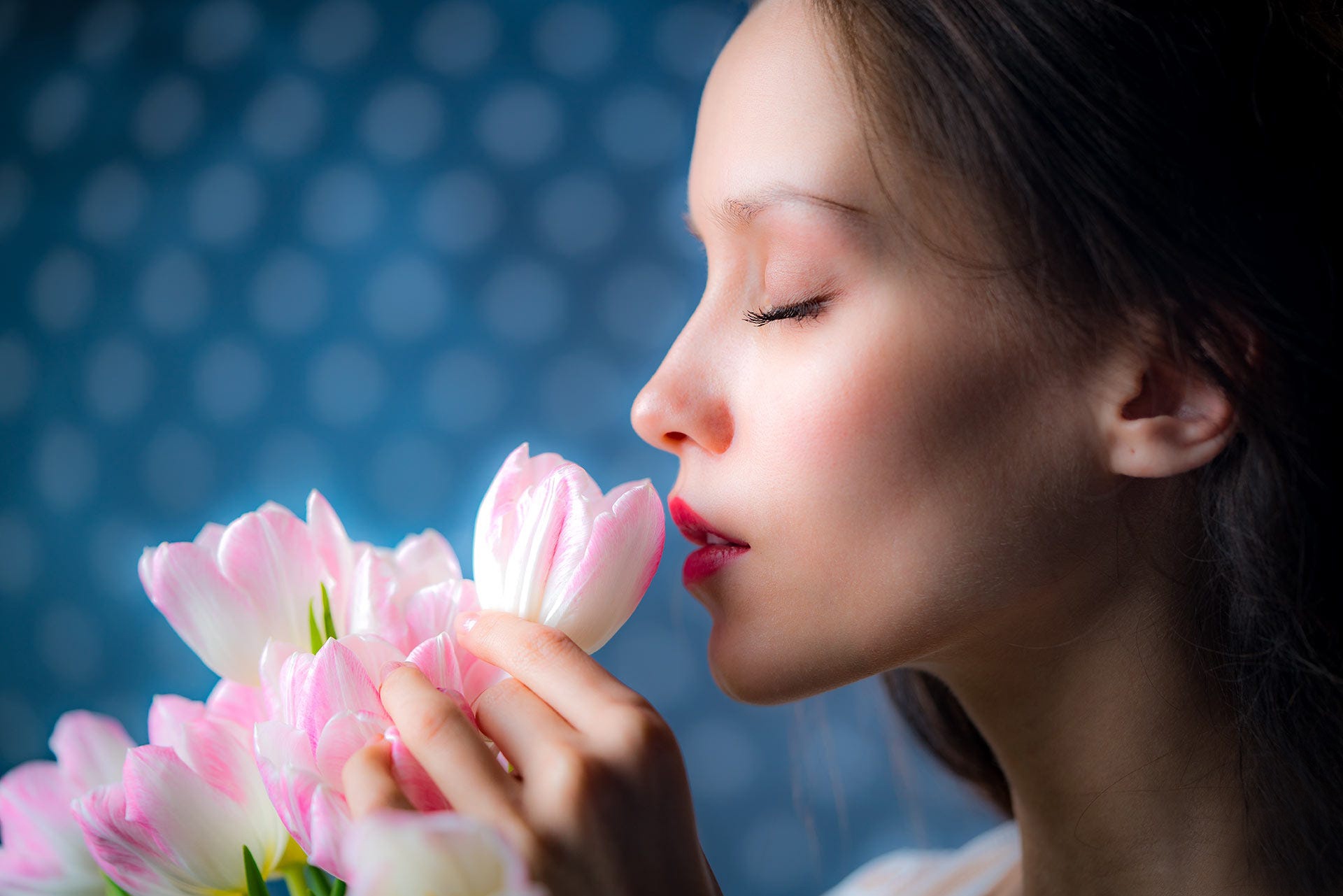 Обои цветы, девушка, профиль, лицо, тюльпаны, губки, flowers, girl, profile, face, tulips, sponge разрешение 1920x1281 Загрузить