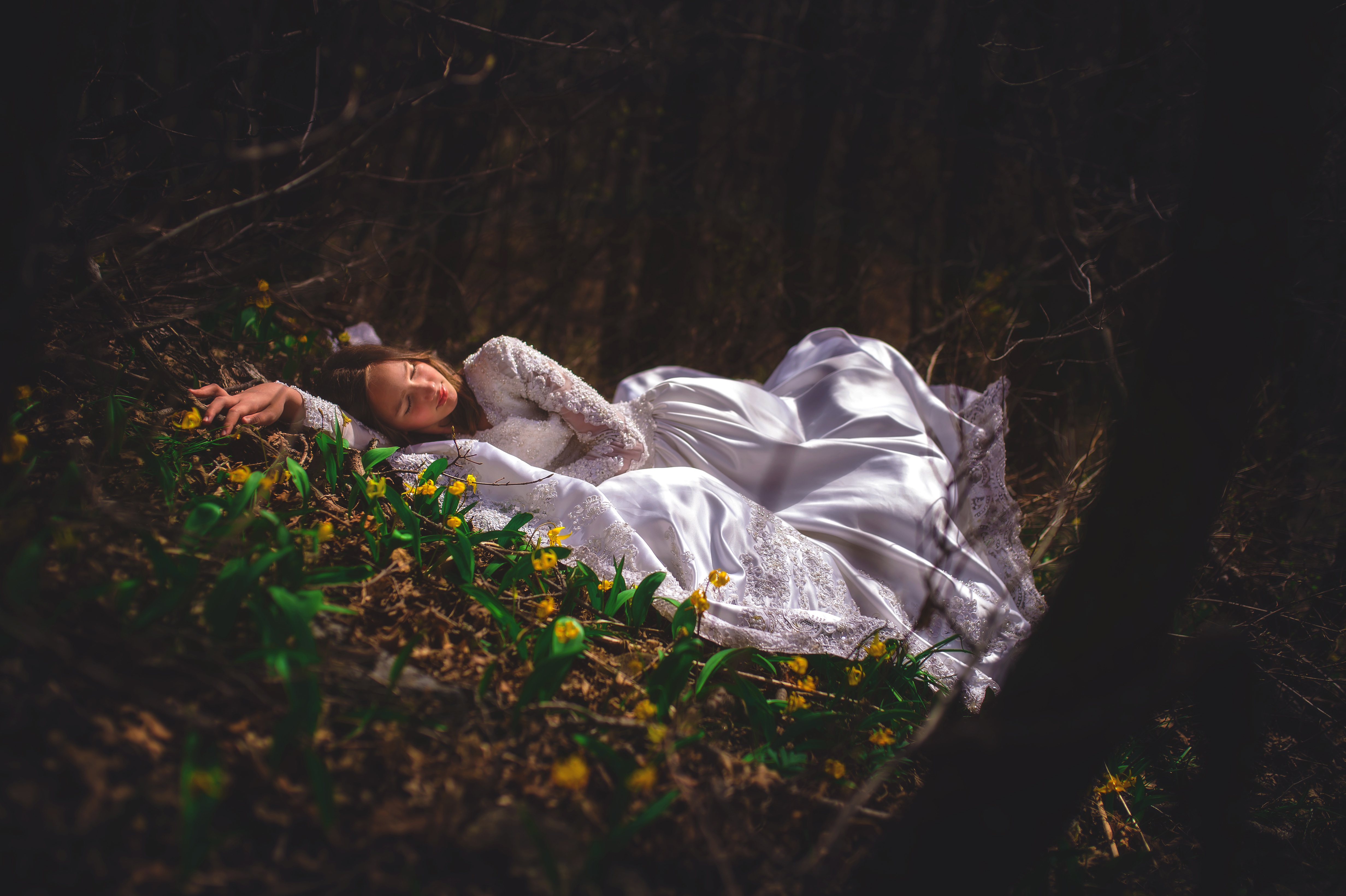Три спящие красавицы. Спящие красавицы Сергея Маршенникова. Сон на природе. Сон в лесу.