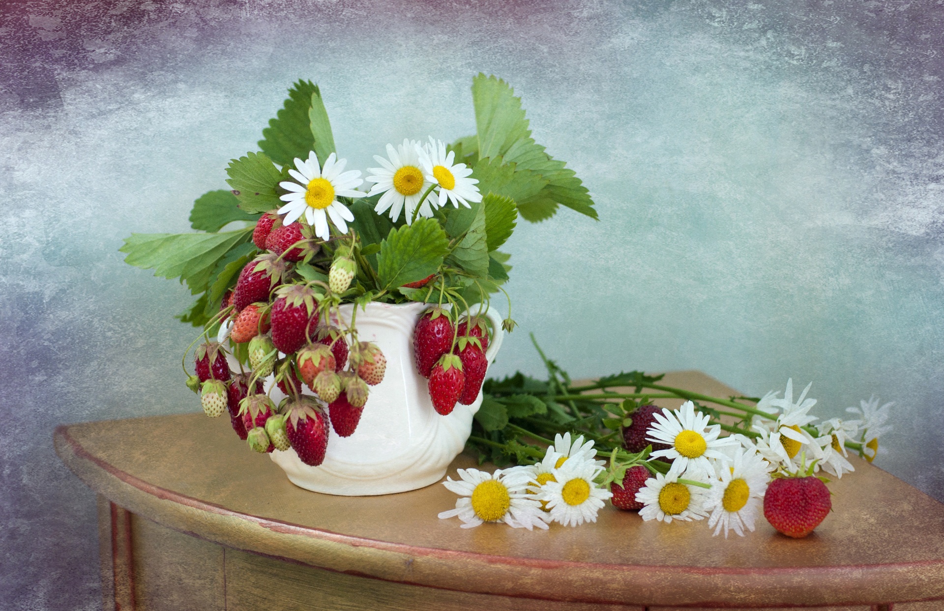 Обои цветы, лето, клубника, ромашки, ягоды, кувшин, flowers, summer, strawberry, chamomile, berries, pitcher разрешение 1920x1243 Загрузить