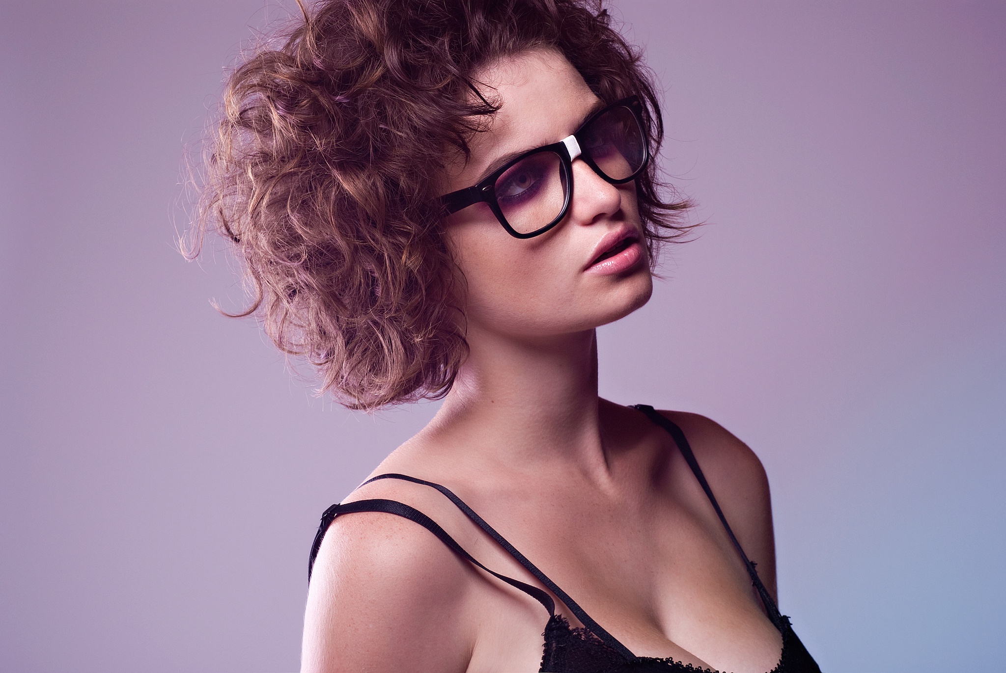 Обои девушка, портрет, очки, волосы, локоны, стрижка, girl, portrait, glasses, hair, curls, haircut разрешение 2048x1371 Загрузить